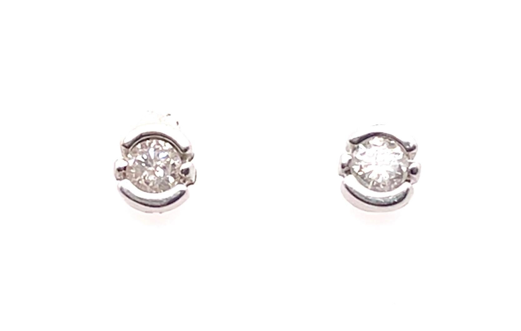 14 Karat White Gold with Diamond Stud Earrings Bezel Design
030 total diamond weight
1 gram total weight.
