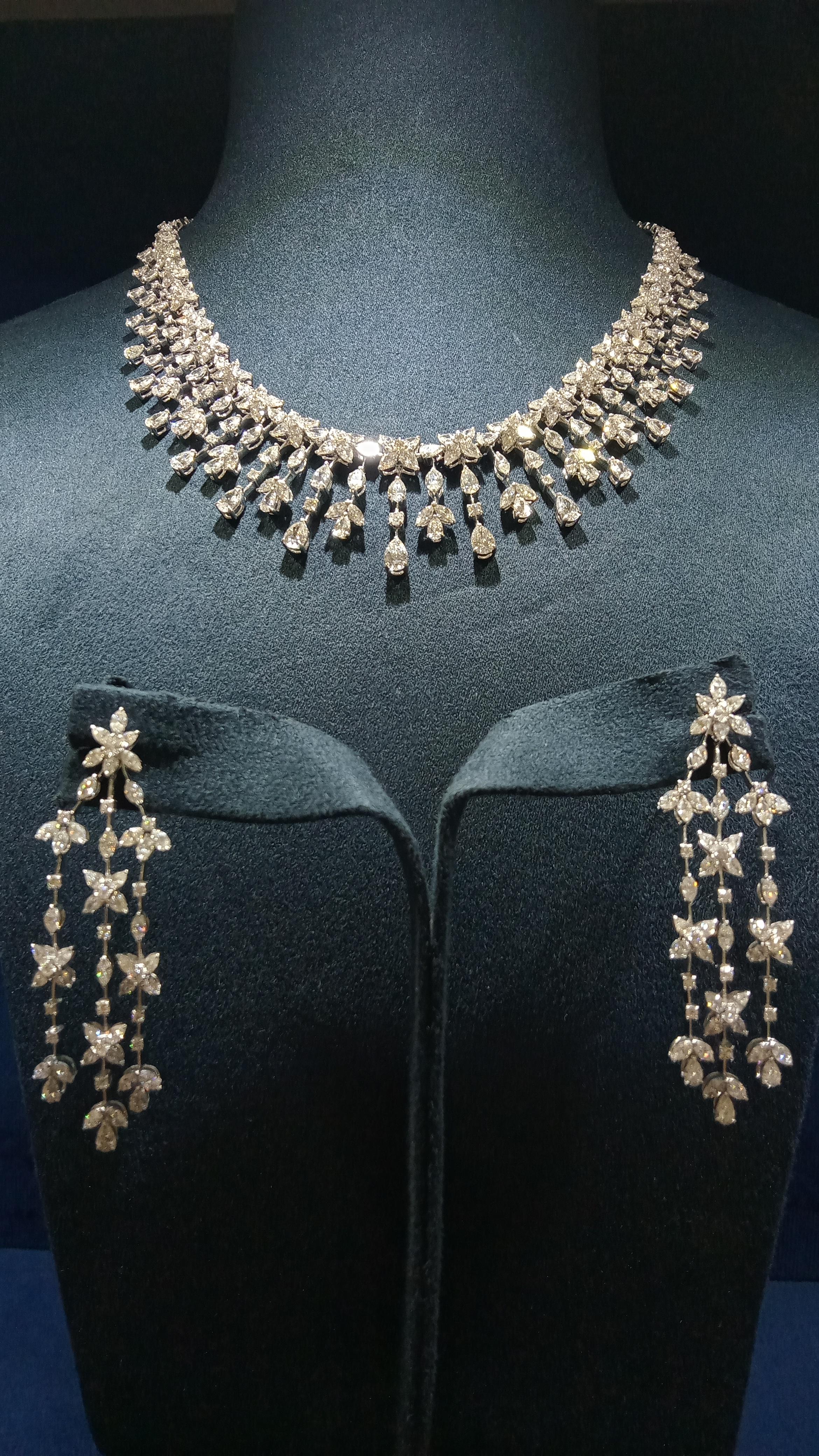14 Karat White Gold Fancy Shape Diamond Necklace With Earrings In New Condition For Sale In New Delhi, Delhi