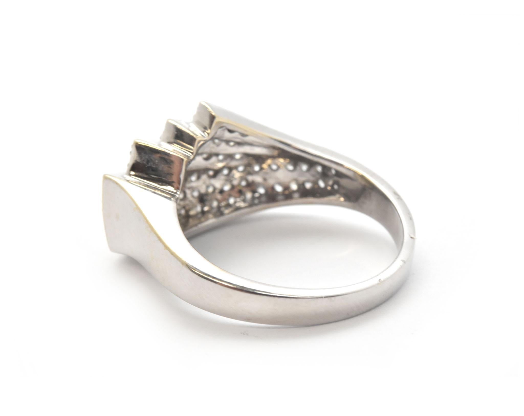14 Karat White Gold Fanning 0.75 Carat Diamond Band Ring In Excellent Condition In Scottsdale, AZ