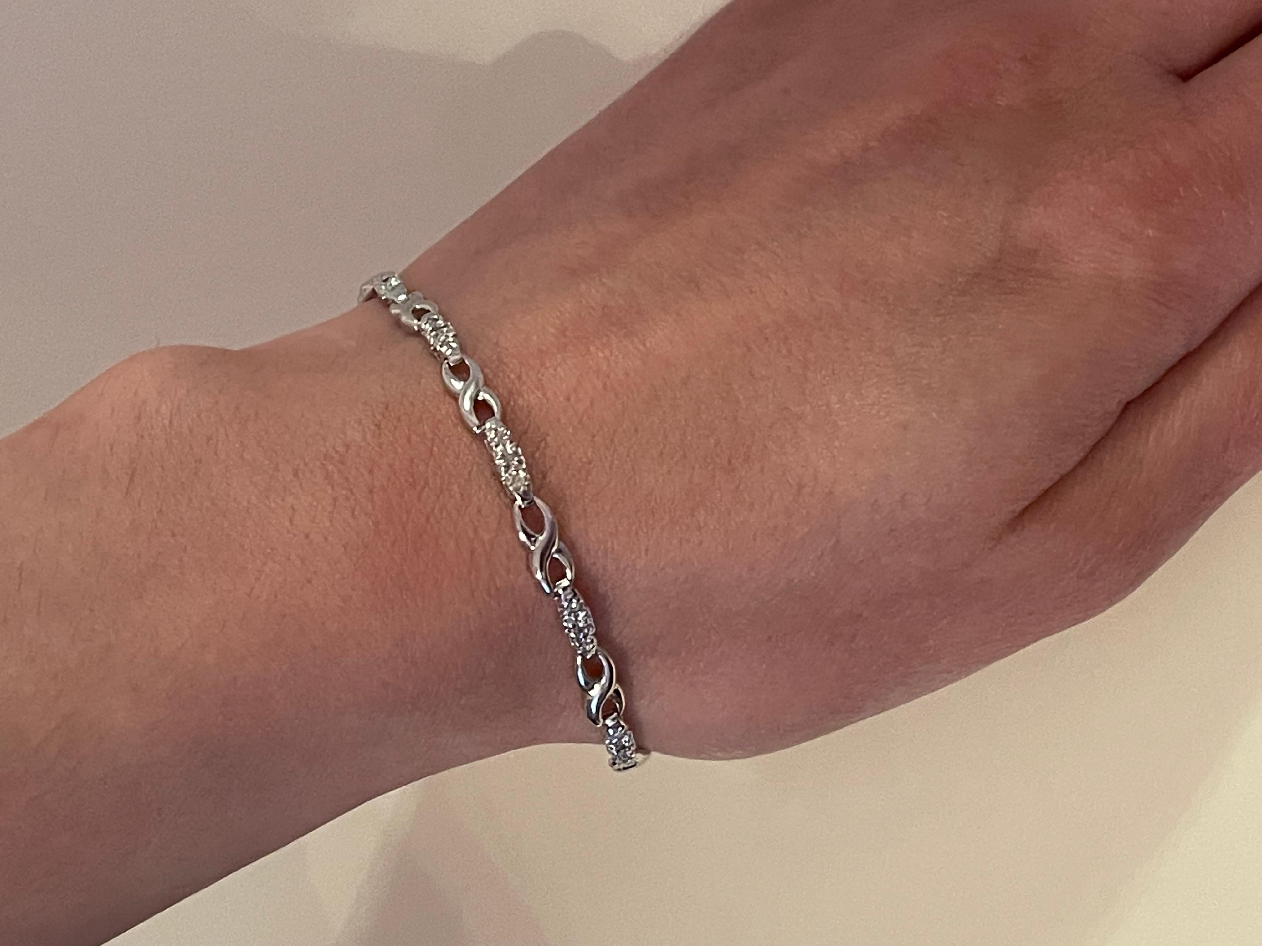 Bracelet à la mode en or blanc 14 carats avec diamants ronds en vente 3
