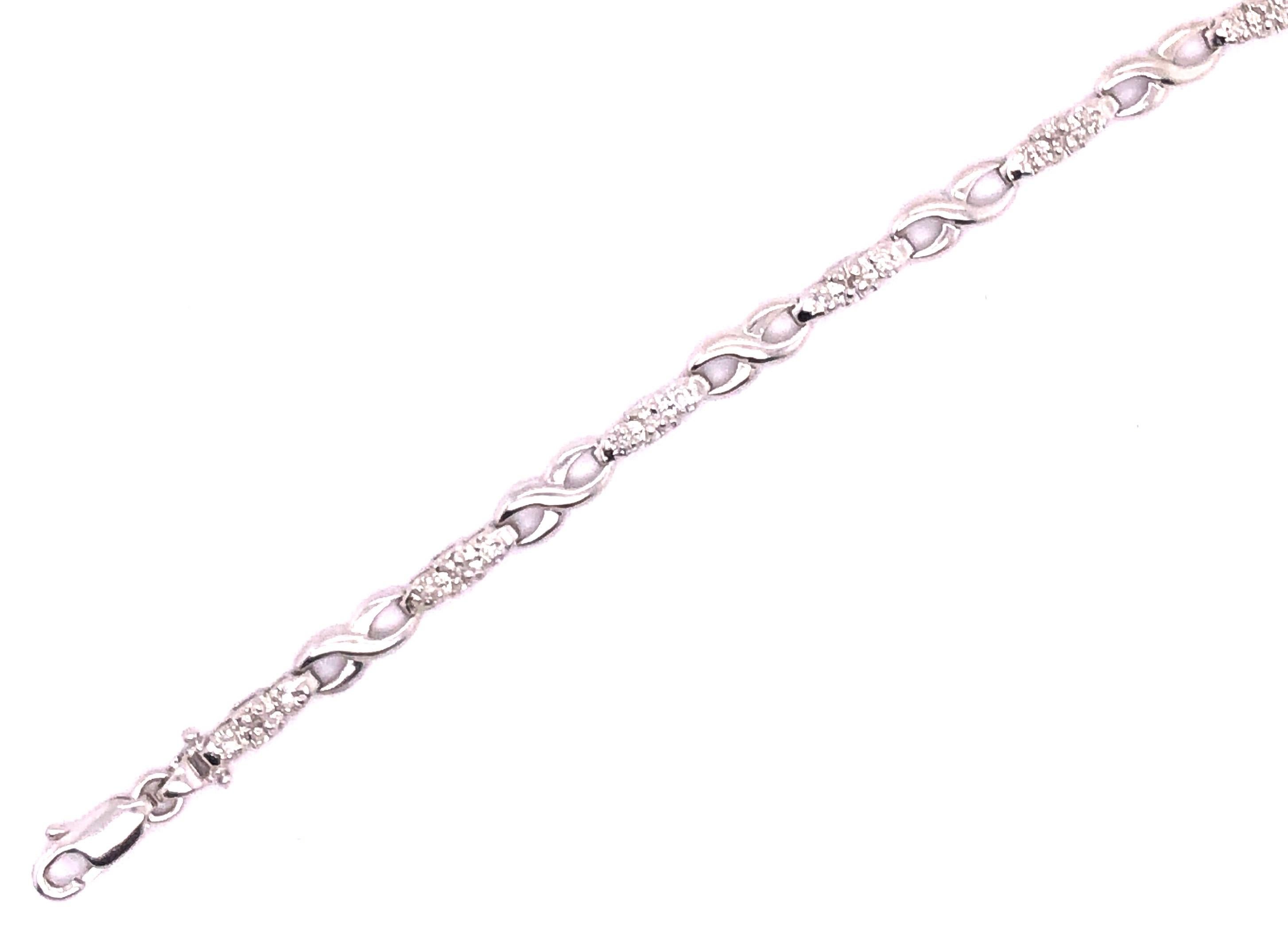bracelet mode en or blanc 14 carats de 7 pouces avec diamants ronds.
poids total de 4 grammes.