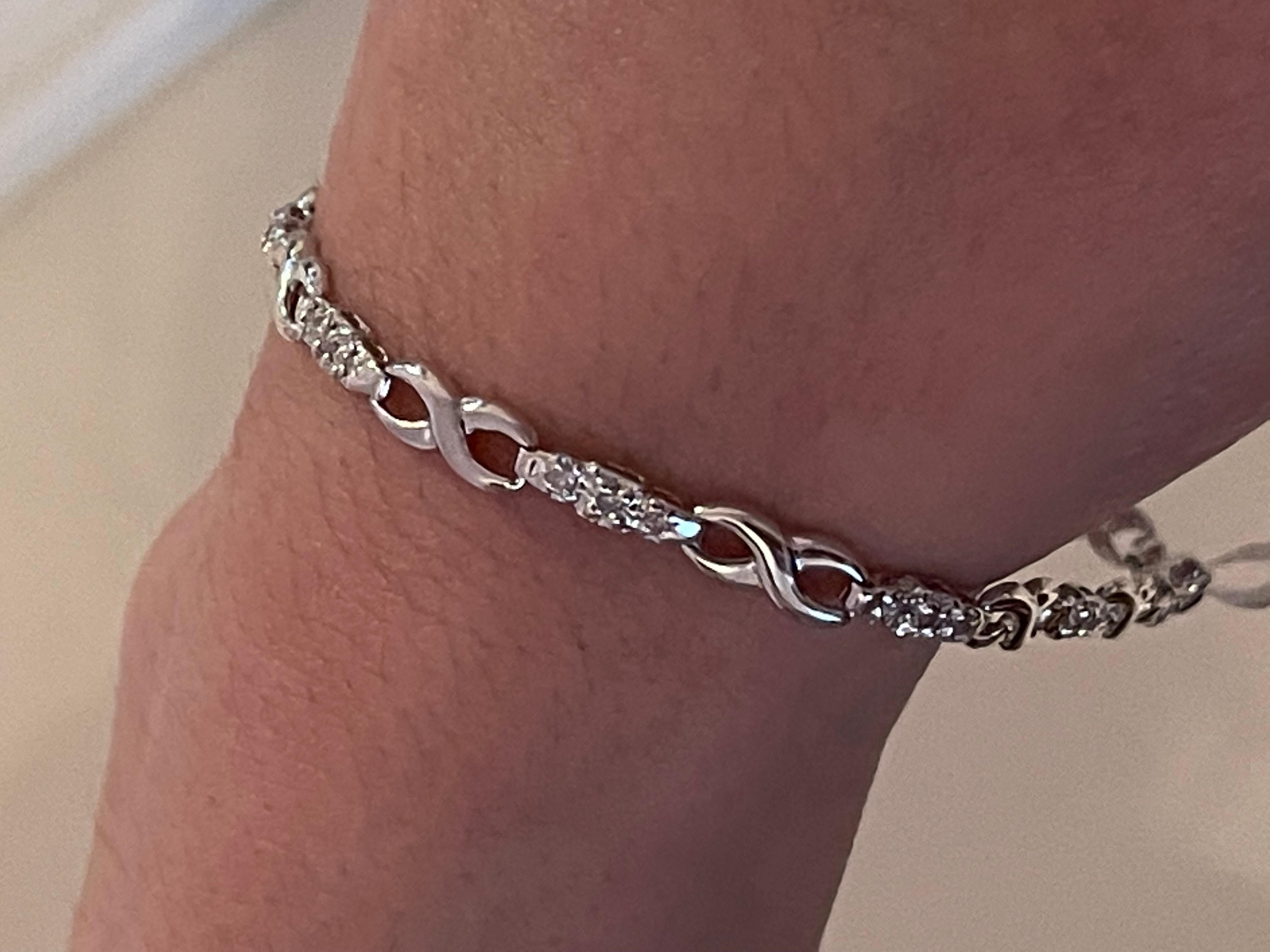 Bracelet à la mode en or blanc 14 carats avec diamants ronds en vente 1