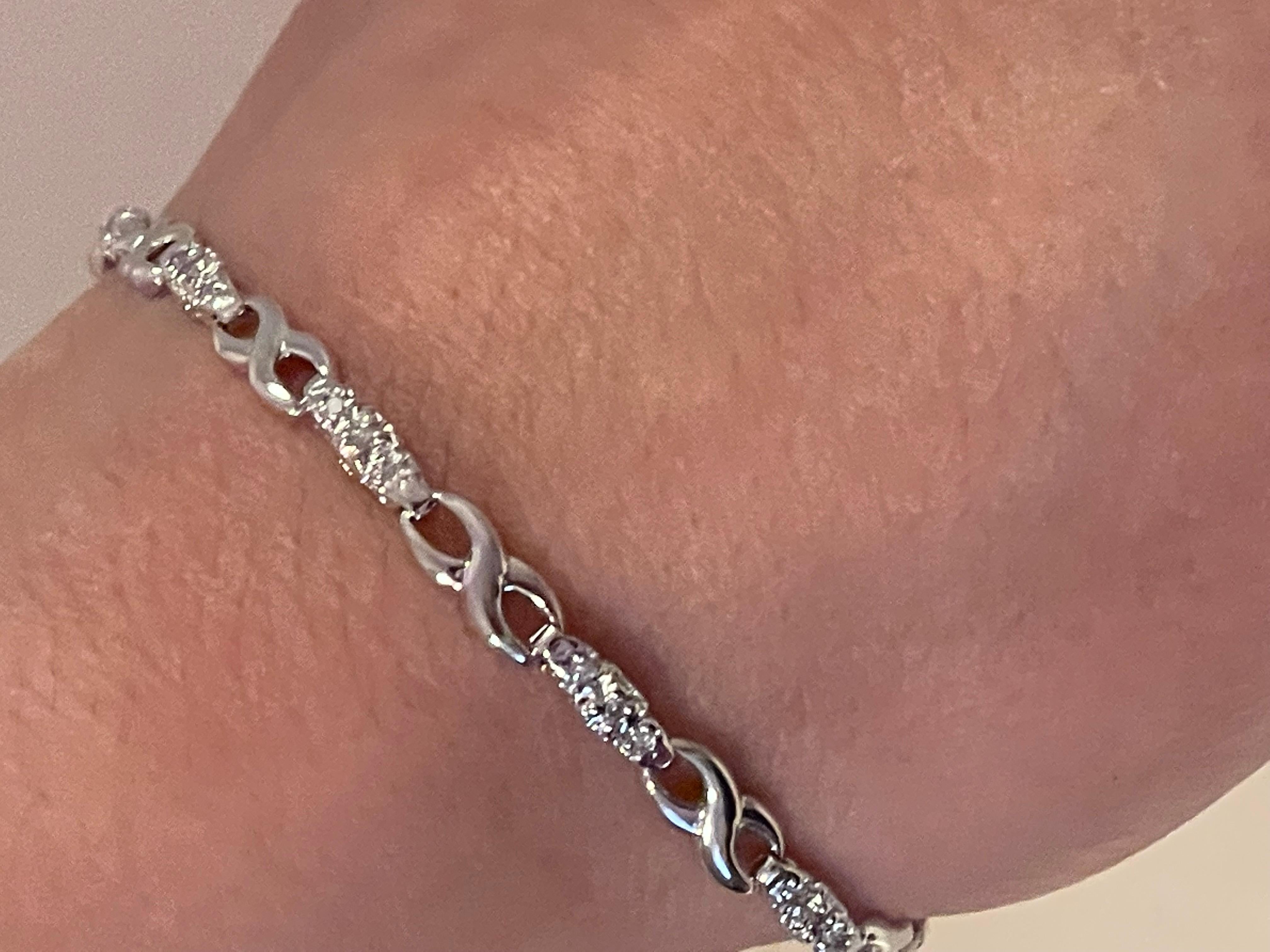 Bracelet à la mode en or blanc 14 carats avec diamants ronds en vente 2
