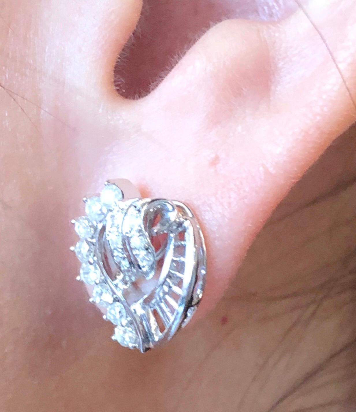 Taglio rotondo 14 Karat White Gold Fashion Earrings with Diamonds 1.25 TDW in vendita