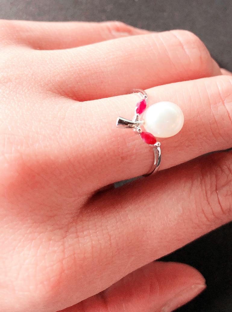 14 Karat White Gold Fashion Pearl Ring. Pearl measures 7.09 mm. 
Stamped 14K 585
Size 6.75
1.9 grams total weight.