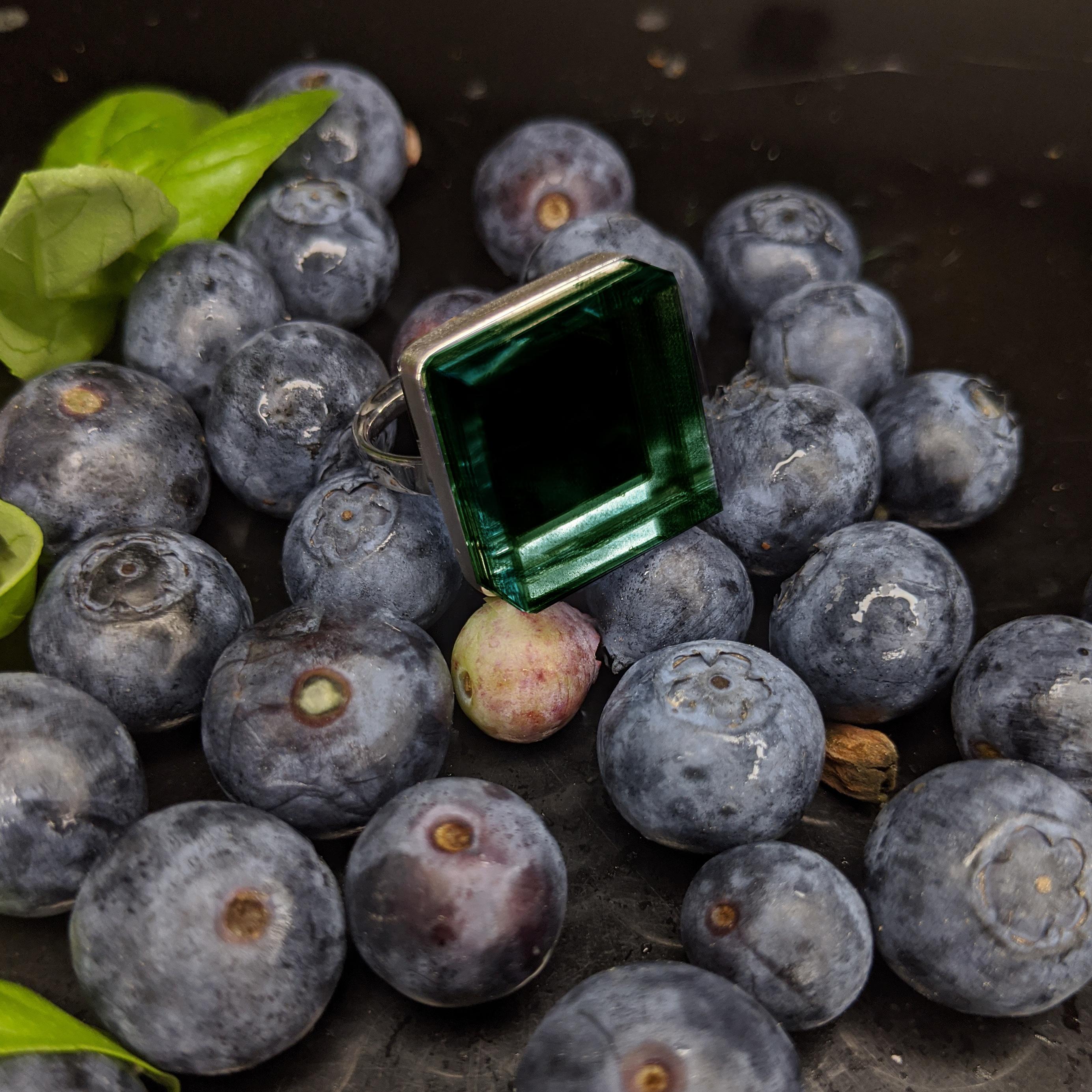 Destacado en Vogue Anillo Contemporáneo de Oro Blanco de Dieciocho Kilates con Cuarzo Verde en Nuevo estado para la venta en Berlin, DE
