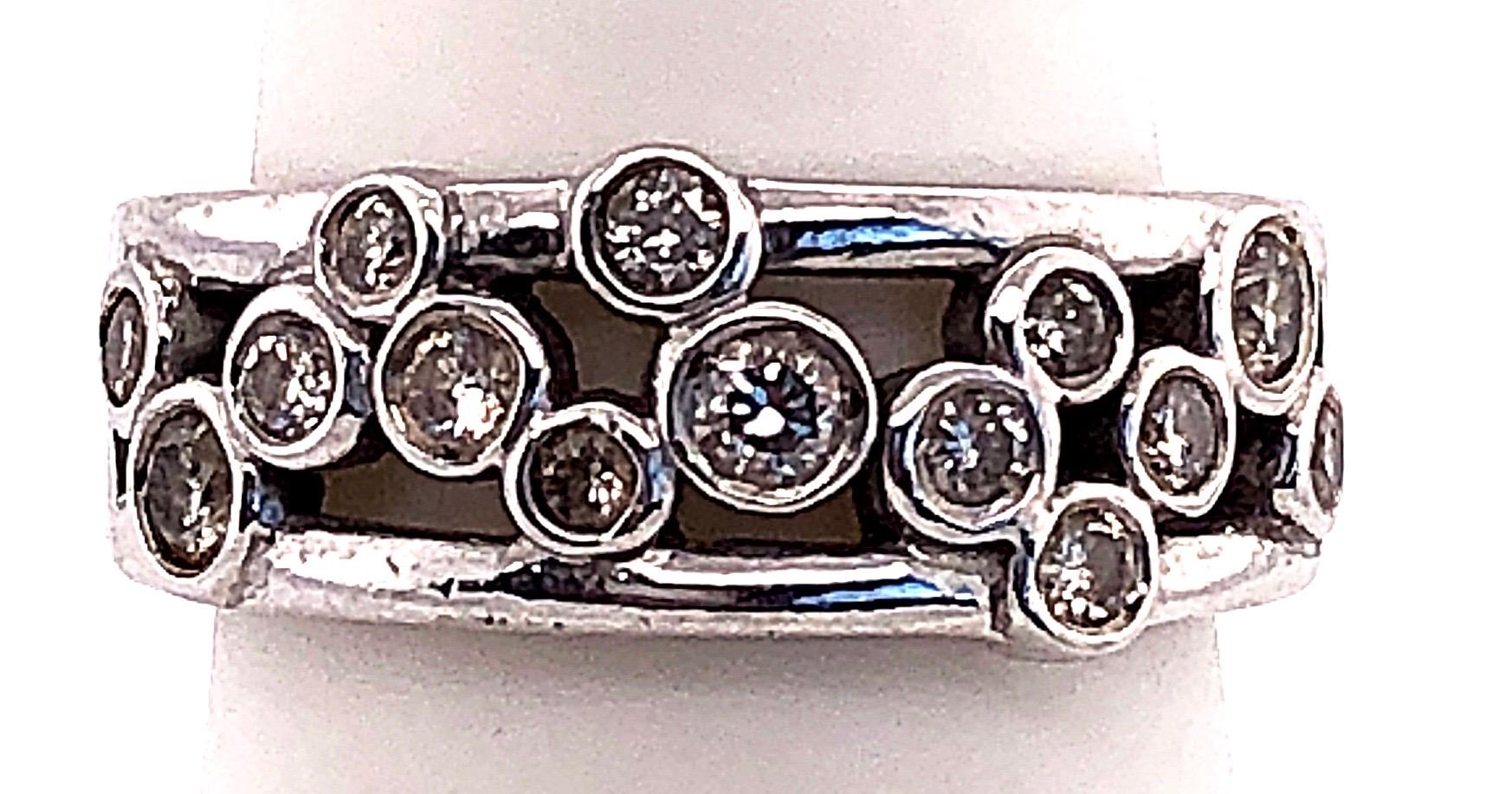 Taille ronde Bague à la mode en or blanc 14 carats avec diamants ronds en vente