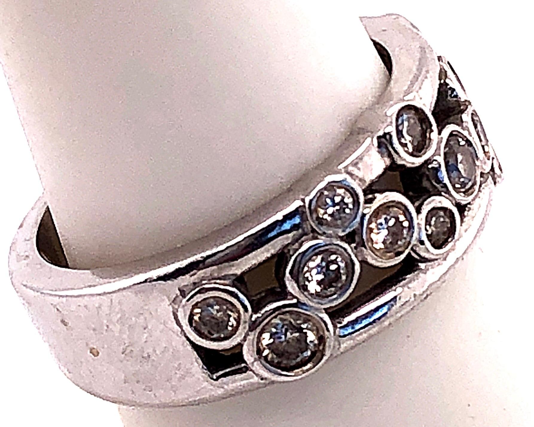 Bague à la mode en or blanc 14 carats avec diamants ronds Bon état - En vente à Stamford, CT