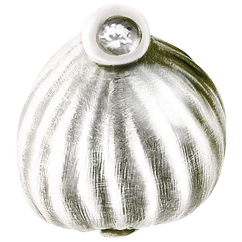 Charm a forma di fico in oro bianco a quattordici carati con diamante in vendita