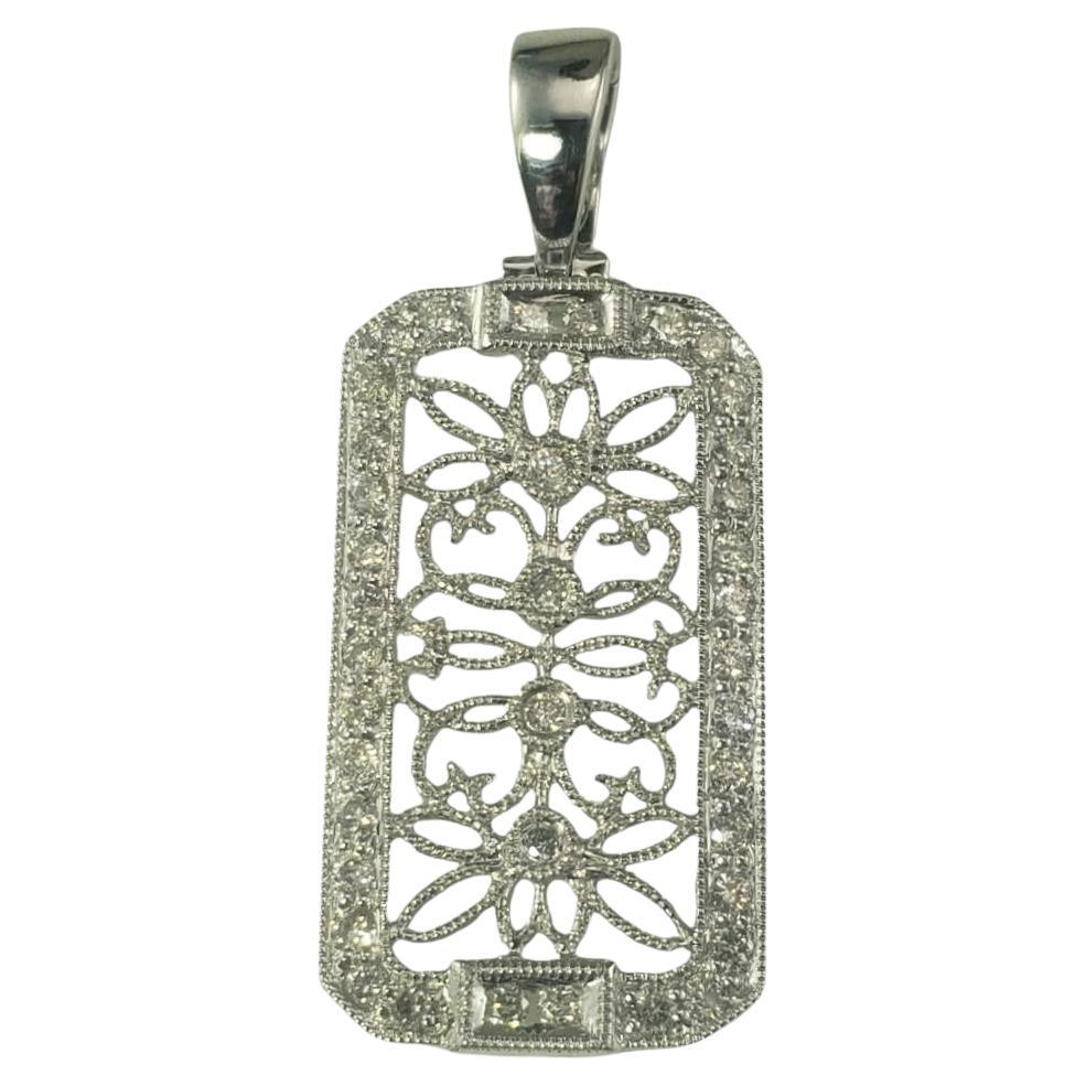 Ciondolo in oro bianco 14 carati con filigrana e diamanti...

Questo scintillante pendente presenta 38 diamanti rotondi taglio brillante incastonati in una filigrana d'oro bianco 14K splendidamente dettagliata.

Peso totale approssimativo del