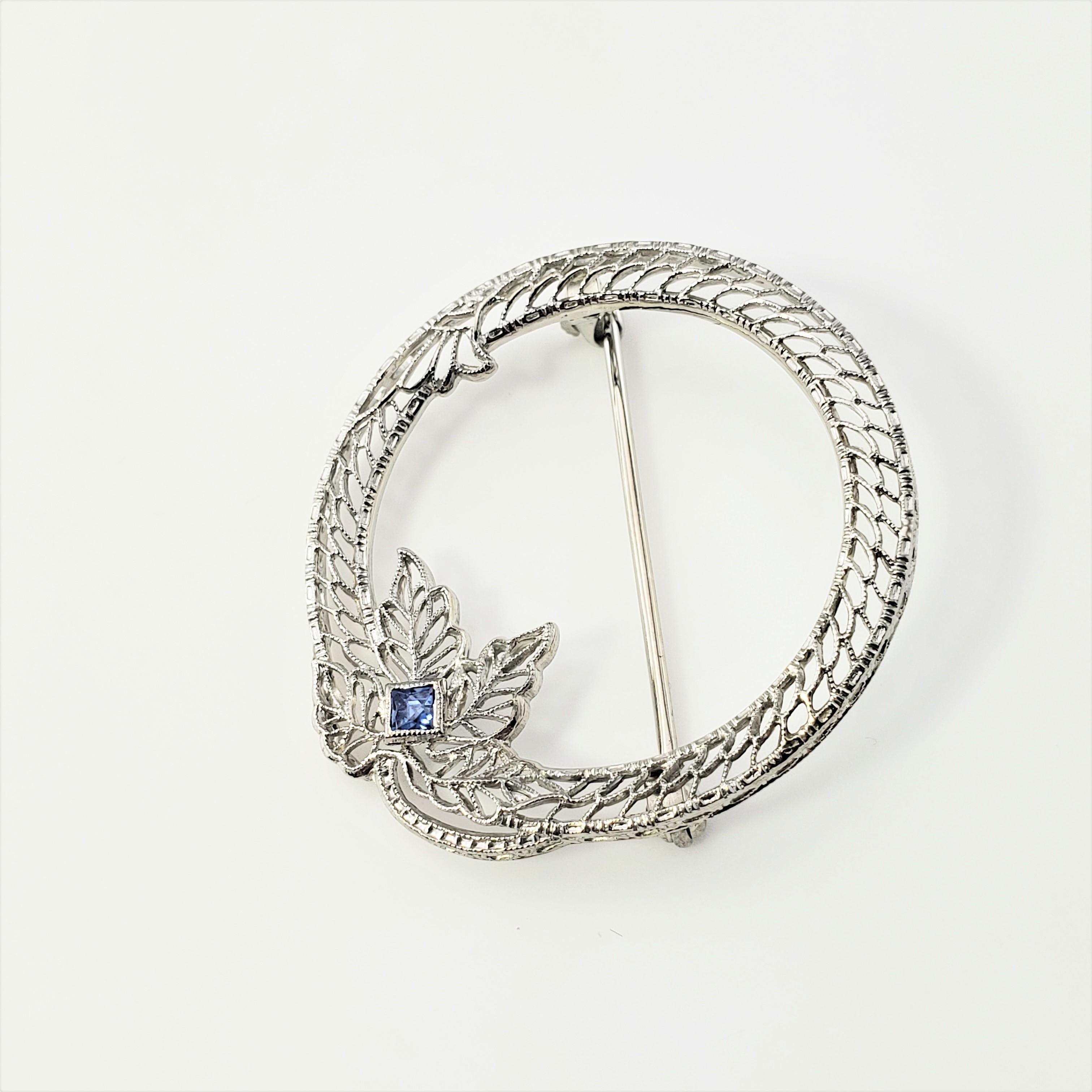 14 Karat White Gold Filigree Brooch/Pin-

This lovely brooch is crafted in delicate 14K white gold filigree and accented with one square blue sapphire.

Size:  31 mm  x 29  mm  

Weight:   1.7 dwt. /  2.7 gr.

Stamped: 14K

Very good condition,