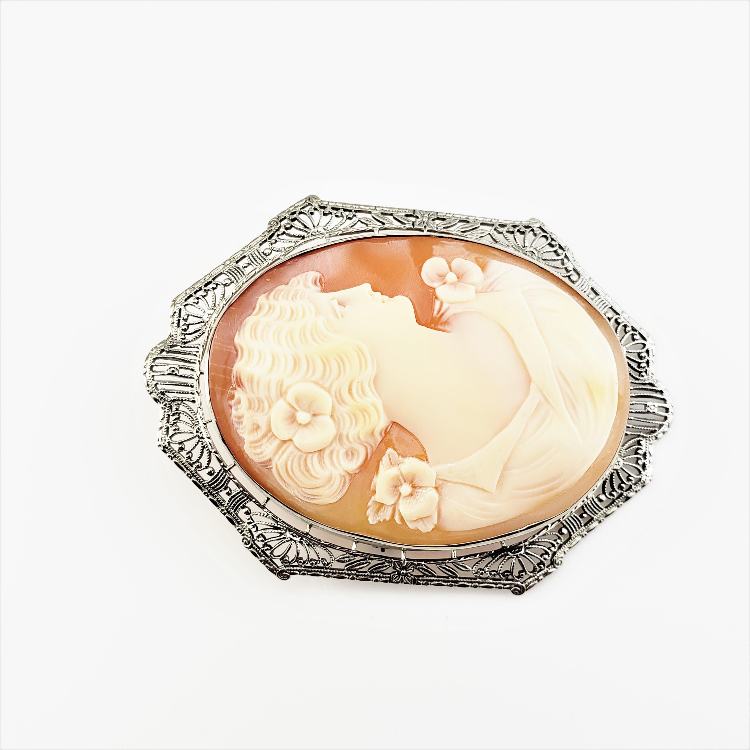 14 Karat White Gold Filigree Cameo Brooch/Pendant-

This elegant cameo features a lovely lady in profile framed in exquisitely detailed 14K white gold filigree.  Can be worn as a brooch or a pendant.

Size:  52 mm x  37 mm

Weight:  8.8 dwt. /  13.7
