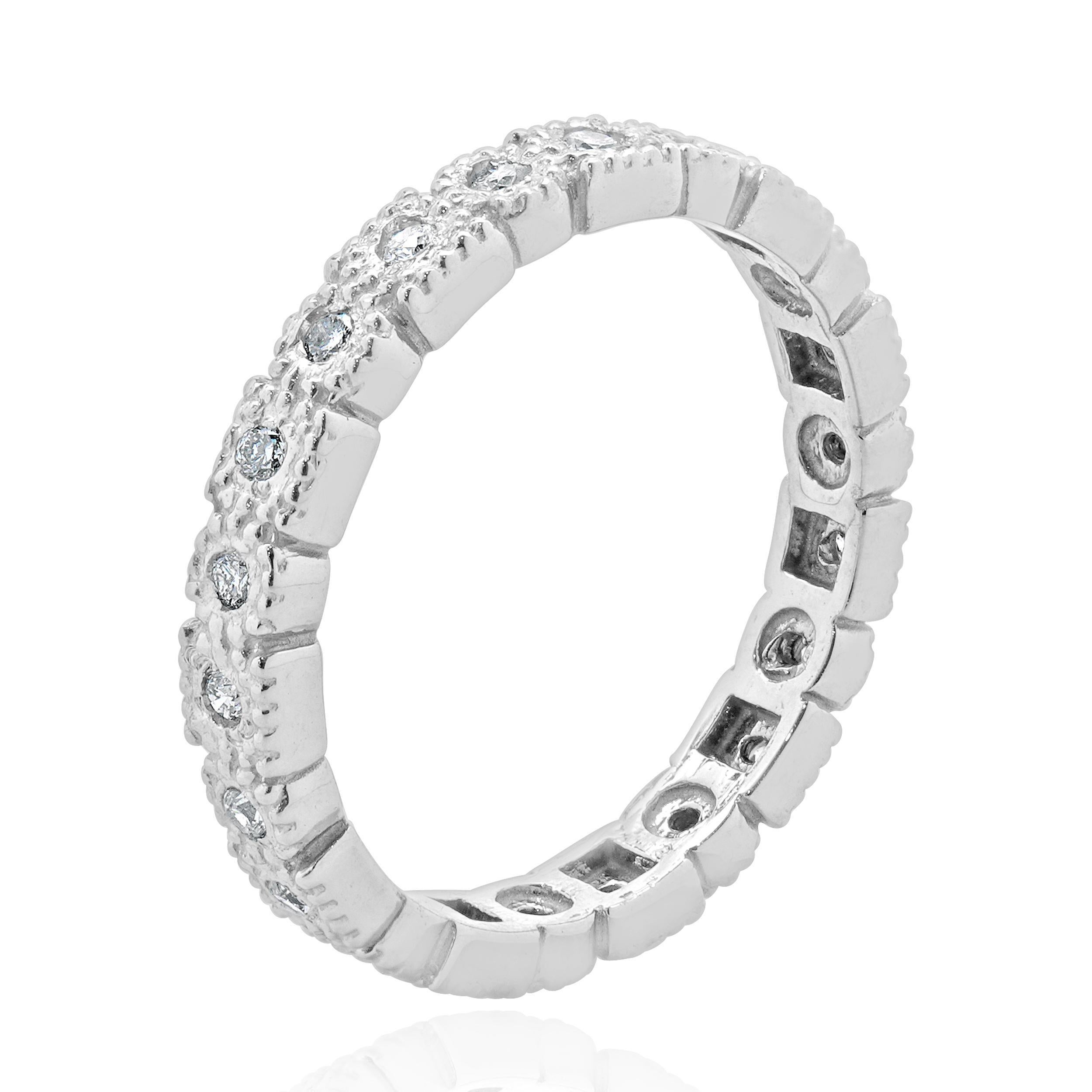 Designer: Personalizzato
Materiale: oro bianco 14 carati
Diamanti: 22 tagli tondi a brillante = 0,22cttw
Colore: H/I
Chiarezza: SI1-2
Taglia: 6.5 Taglie disponibili 
Dimensioni: l'anello misura 3 mm di larghezza
Peso: 3.03 grammi