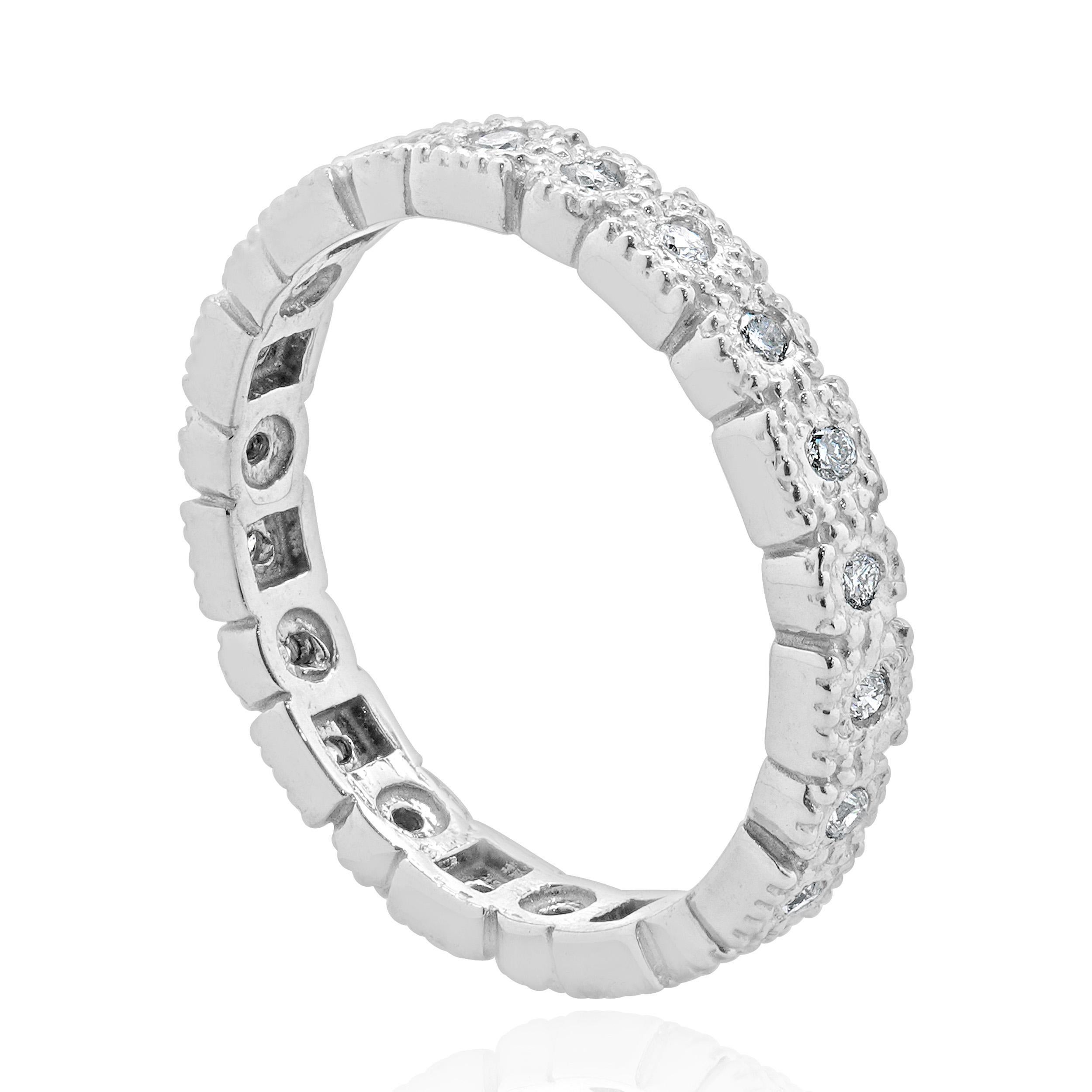 Taglio rotondo Fascia in oro bianco 14 carati con diamanti a forma multipla in filigrana in vendita