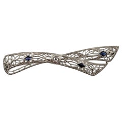 Broche nœud filigrane en or blanc 14 carats avec saphirs et diamants n° 20073