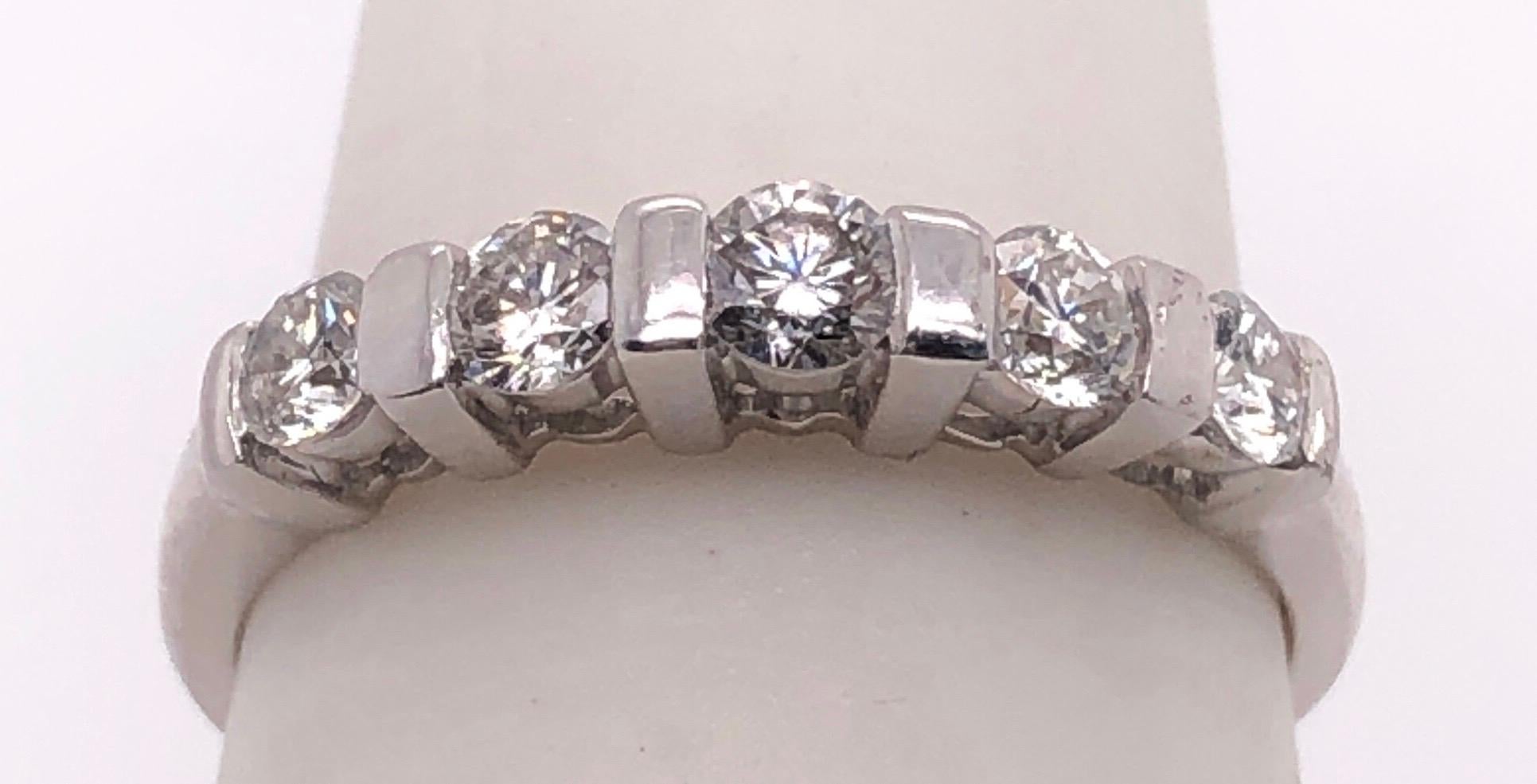 14 Karat Weißgold Fünf Diamanten Hochzeit Band Braut Jahrestag Ring 
0,50 Gesamtgewicht der Diamanten
Größe 6.75
2,31 Gramm Gesamtgewicht.