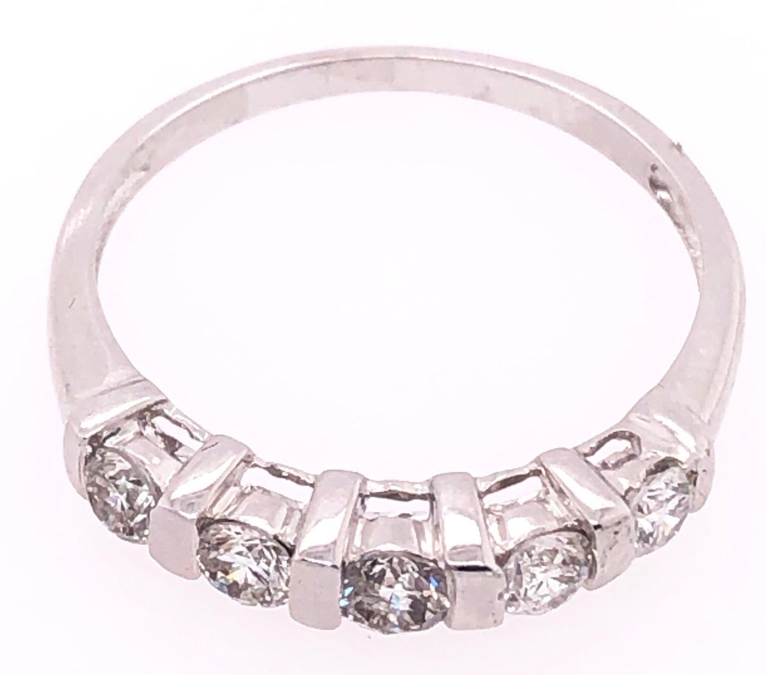 Anillo de Aniversario de Boda de Cinco Diamantes en Oro Blanco de 14 Kilates en Bueno estado para la venta en Manhasset, NY