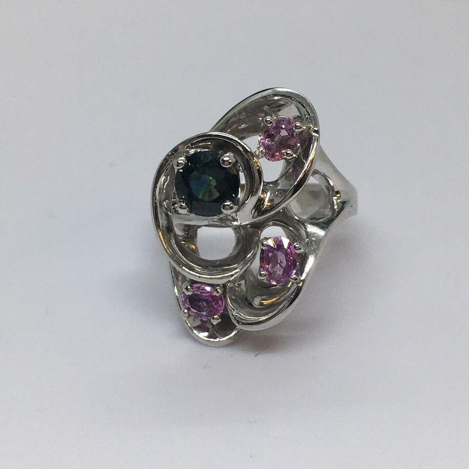 14 Karat Weißgold Freie Form Rosa Saphir Statement Ring
Gewichtung 10,8 Gramm
Fingergröße 7
Messungen 1 Zoll obere Spannweite in vertikaler Richtung
Condit guter Zustand, keine Spuren von Reparaturen
Der blau-grüne, rund facettierte Saphir ändert