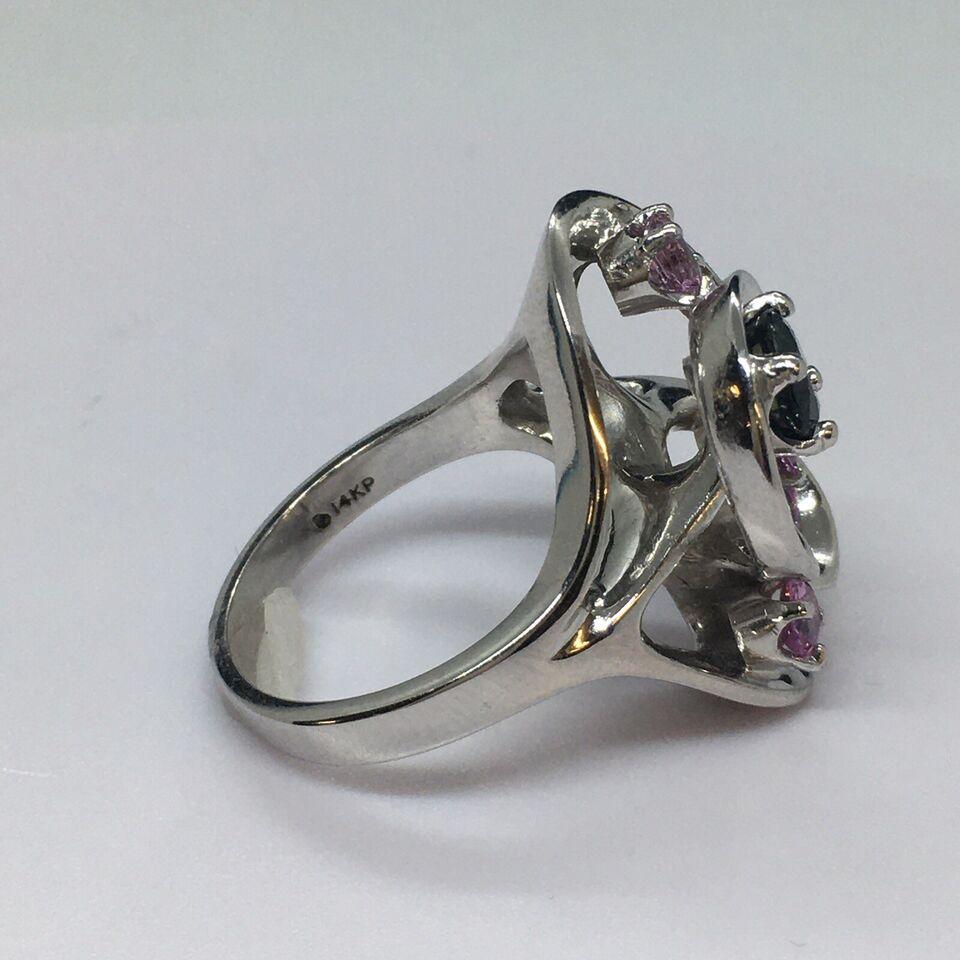 Statement-Ring aus 14 Karat Weißgold in freier Form mit rosa-blauem Saphir 10,8 Gramm Größe 7 (Rundschliff) im Angebot