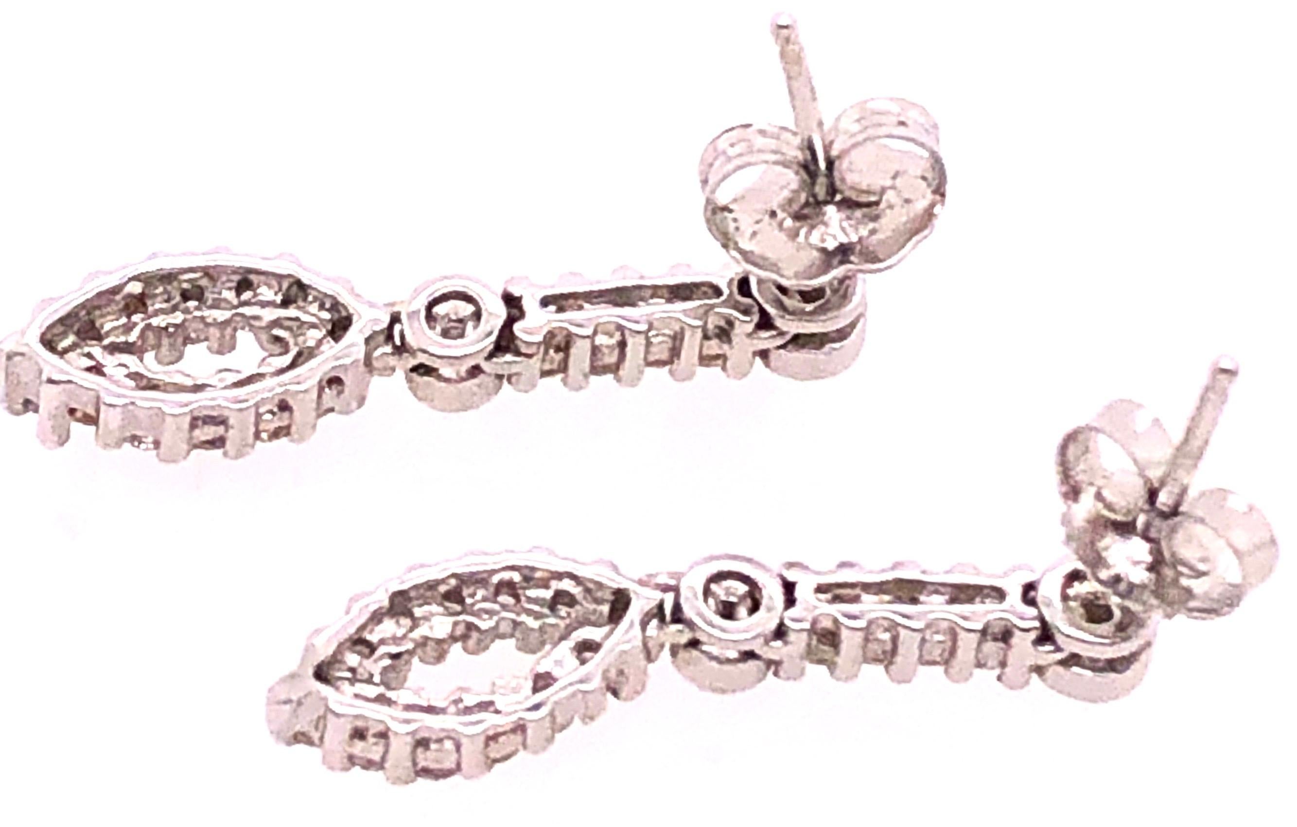 Moderne Boucles d'oreilles pendantes en or blanc 14 carats avec diamants de style libre en vente