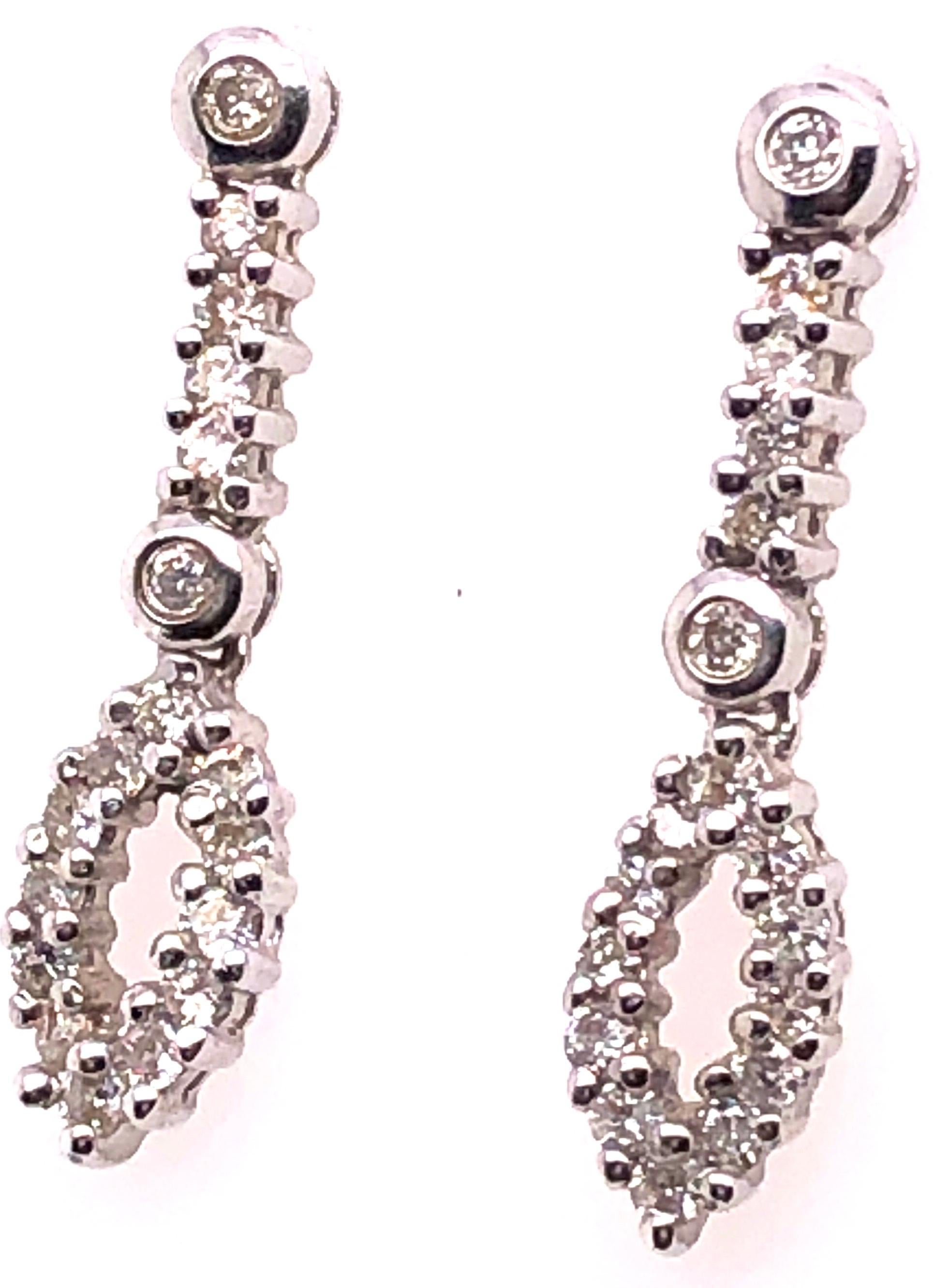Taille ronde Boucles d'oreilles pendantes en or blanc 14 carats avec diamants de style libre en vente