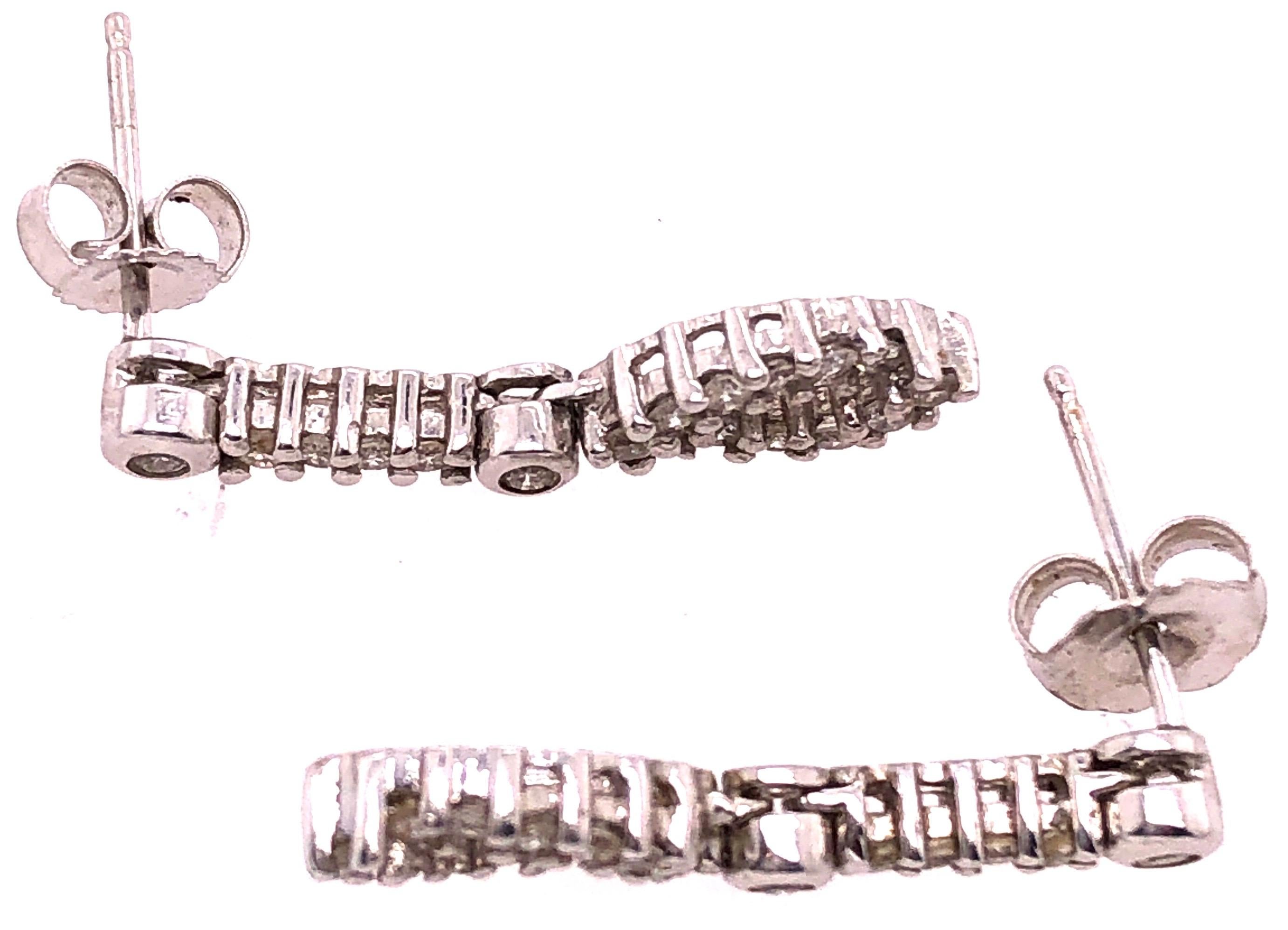 Boucles d'oreilles pendantes en or blanc 14 carats avec diamants de style libre Bon état - En vente à Manhasset, NY