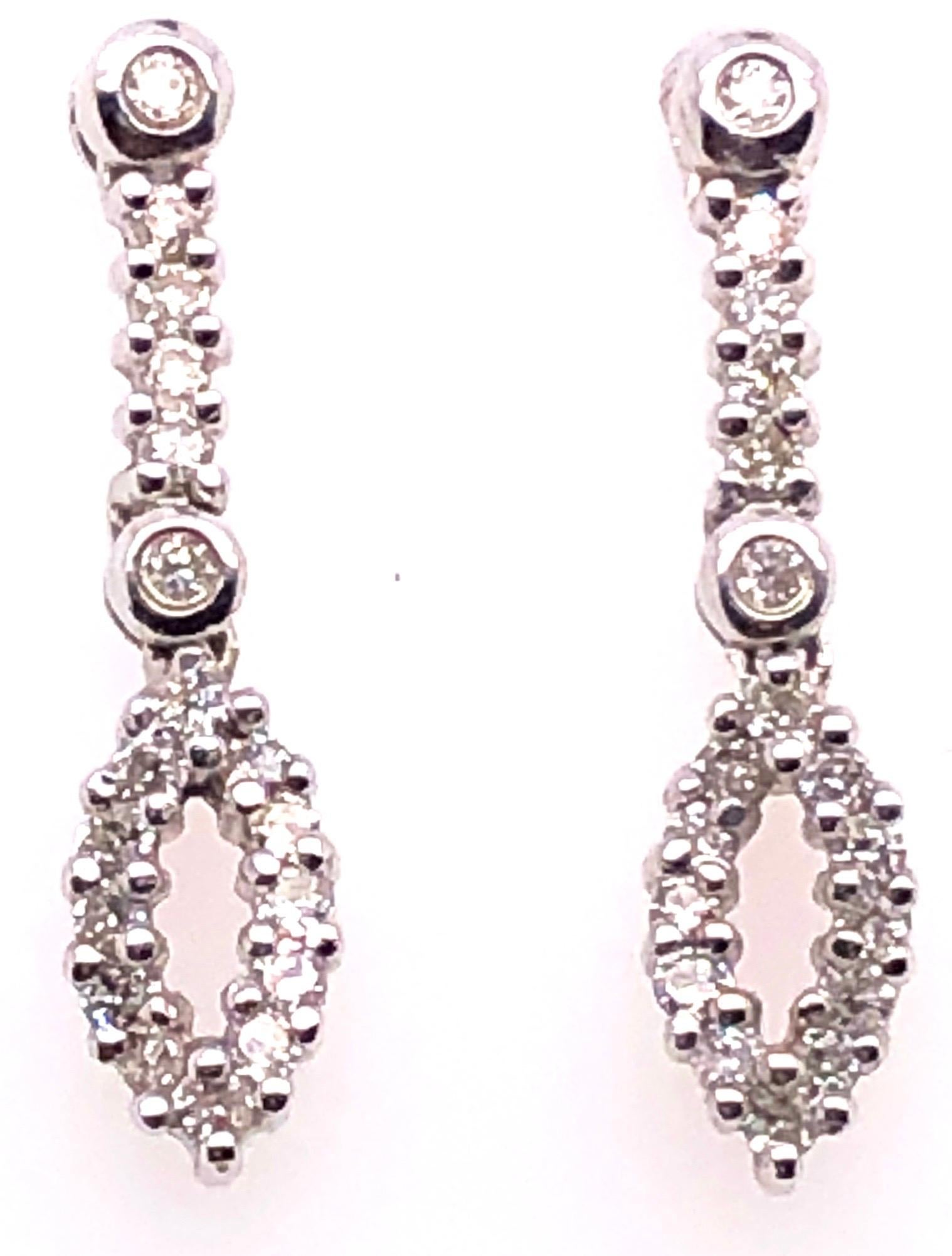 Boucles d'oreilles pendantes en or blanc 14 carats avec diamants de style libre Pour femmes en vente