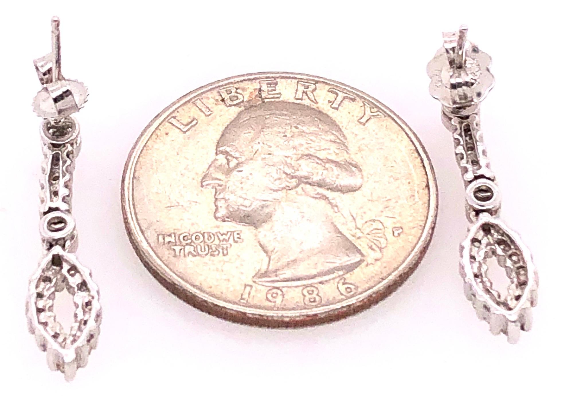 Boucles d'oreilles pendantes en or blanc 14 carats avec diamants de style libre en vente 2