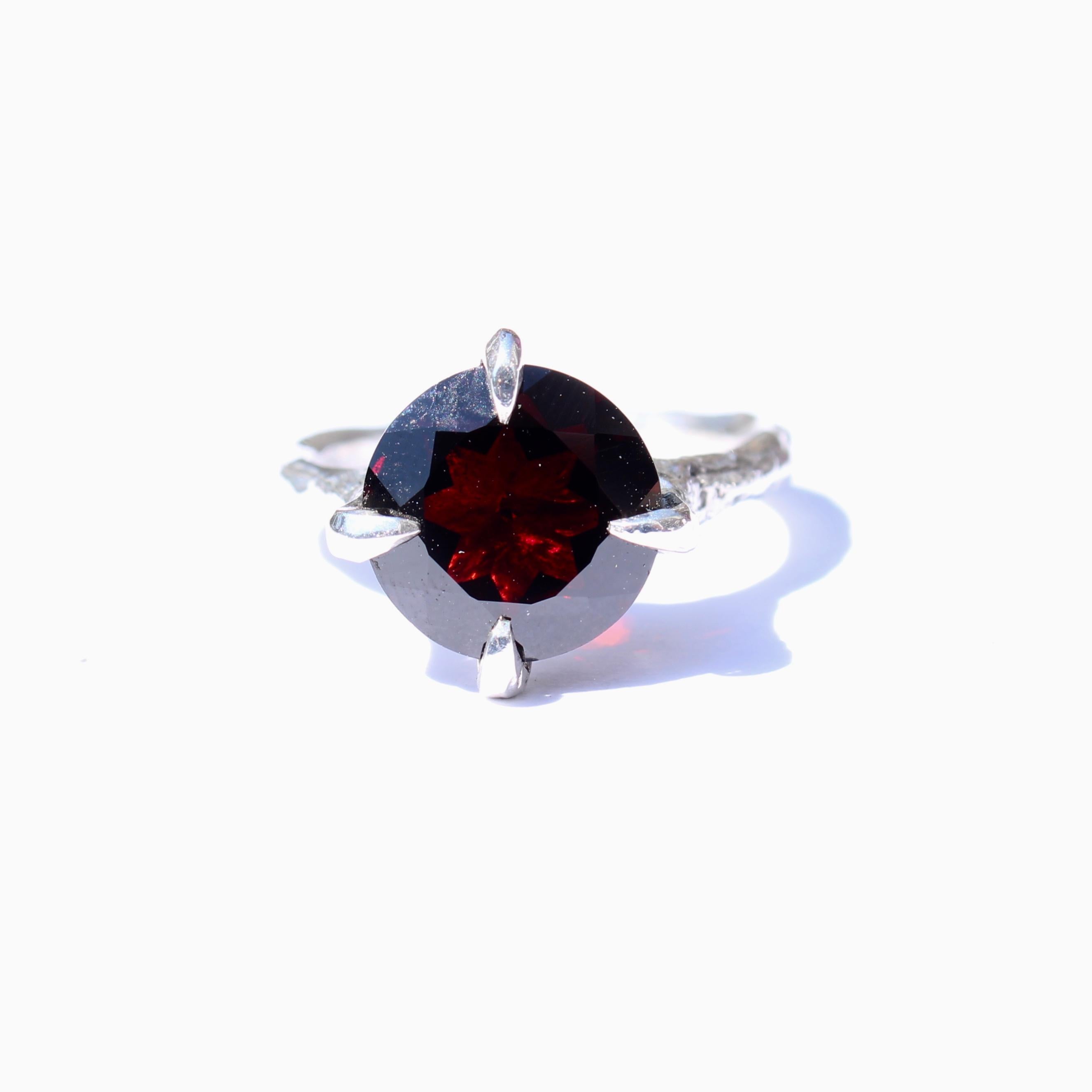 Brilliant Cut 14 Karat White Gold Garnet Solitaire Ring For Sale