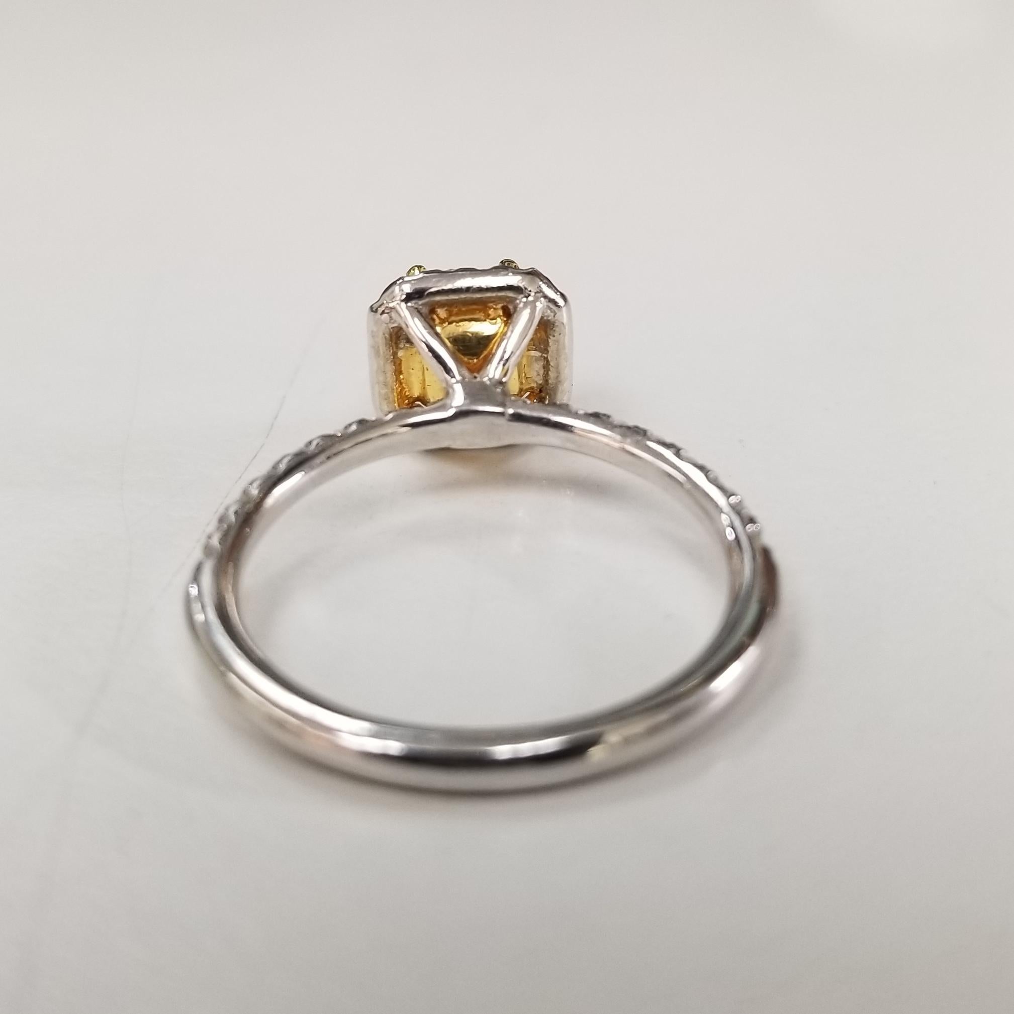 Moderne Bague en or blanc 14 carats avec halo de diamants jaunes fantaisie naturels de 0,90 carat certifiés GIA en vente