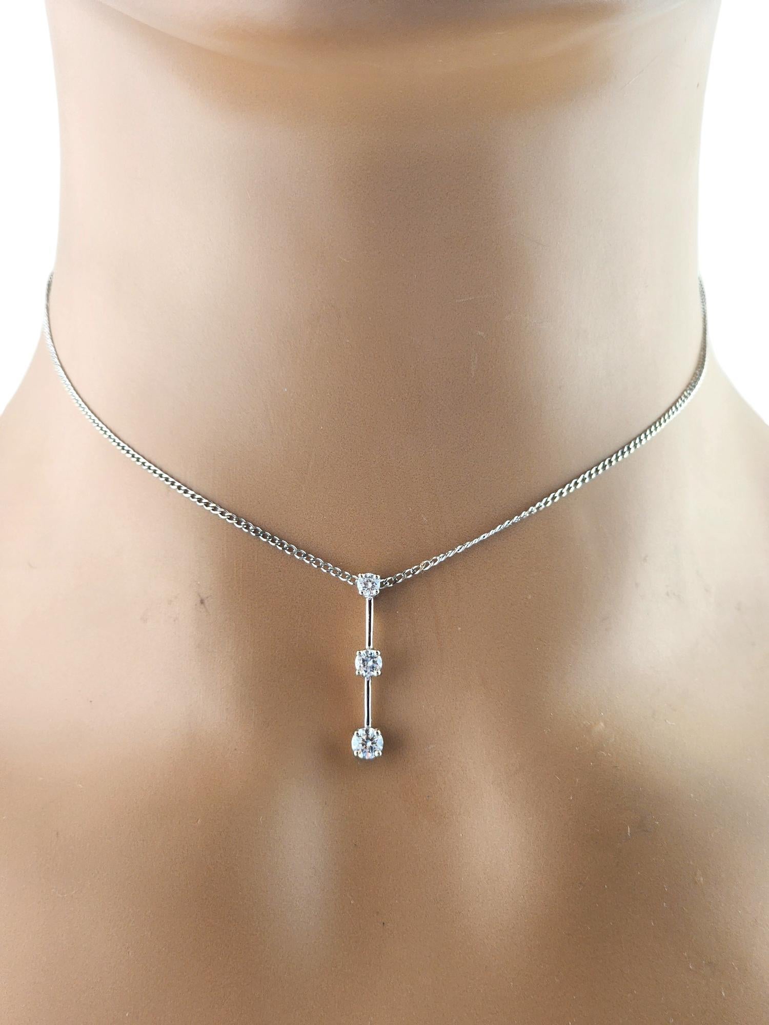 Ciondolo a goccia con diamante graduato in oro bianco 14 carati

Questo splendido pendente a goccia è stato meticolosamente realizzato in oro bianco 14K ed è decorato con 3 scintillanti diamanti rotondi taglio brillante.

Peso totale approssimativo