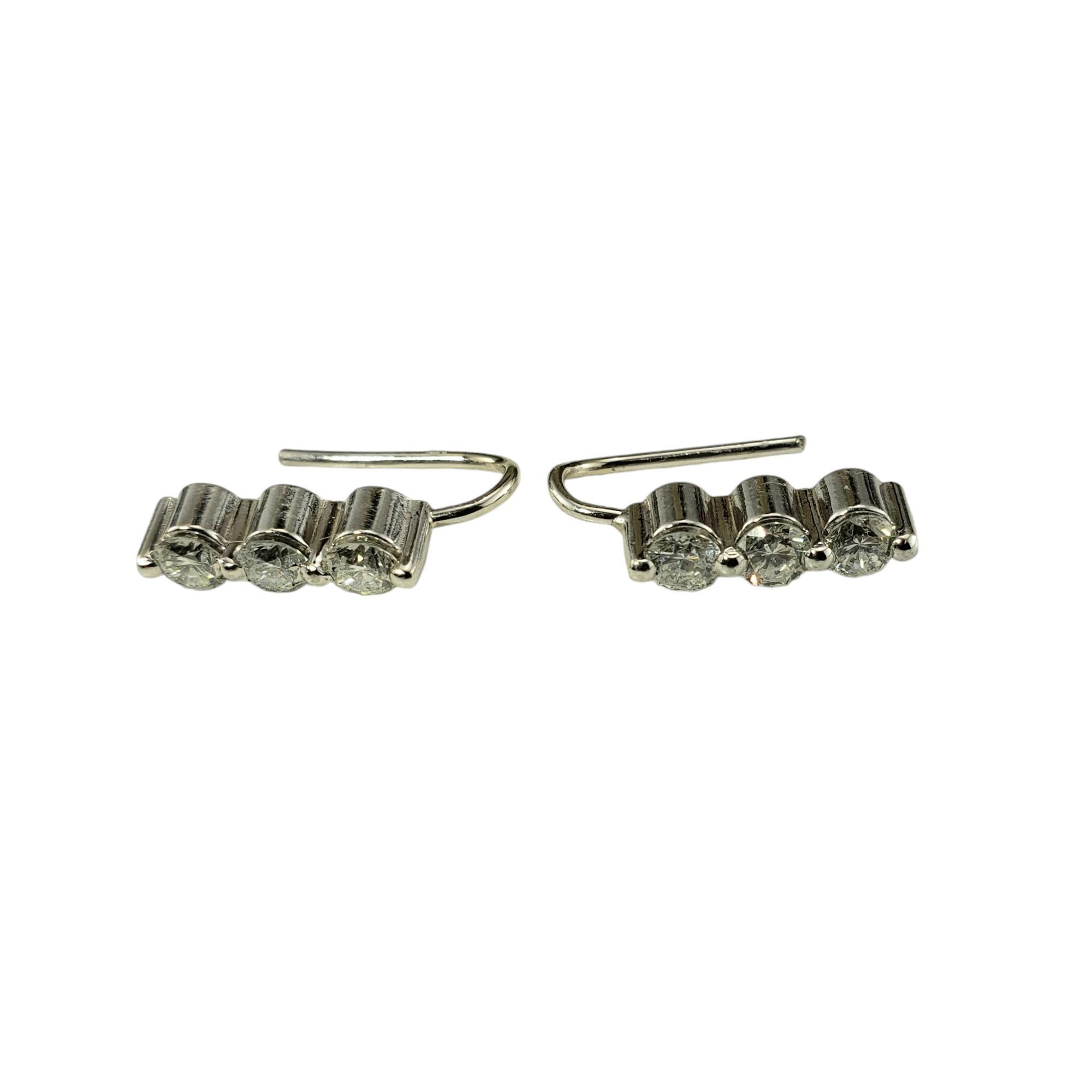 14 Karat Weißgold Abgestufte Diamant-Ohrringe

Diese funkelnden Ohrringe sind mit je drei runden Diamanten im Brillantschliff besetzt und in klassisches 14-karätiges Weißgold gefasst.

Ungefähres Gesamtgewicht der Diamanten: .80 ct. bis .96