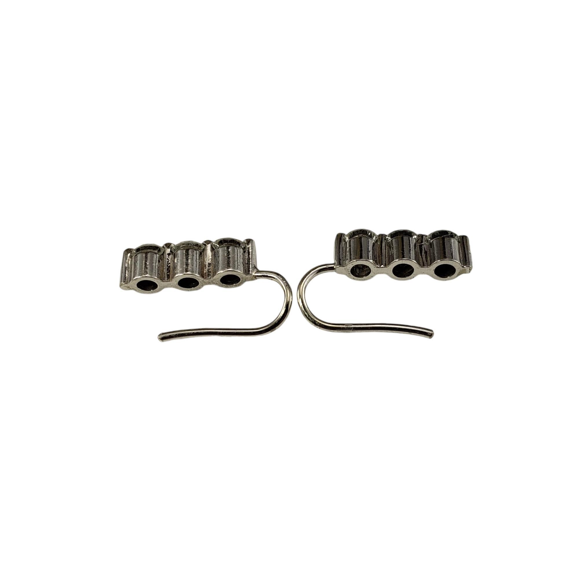 14 Karat Weißgold abgestufte Diamant-Ohrringe #19234 im Zustand „Gut“ im Angebot in Washington Depot, CT