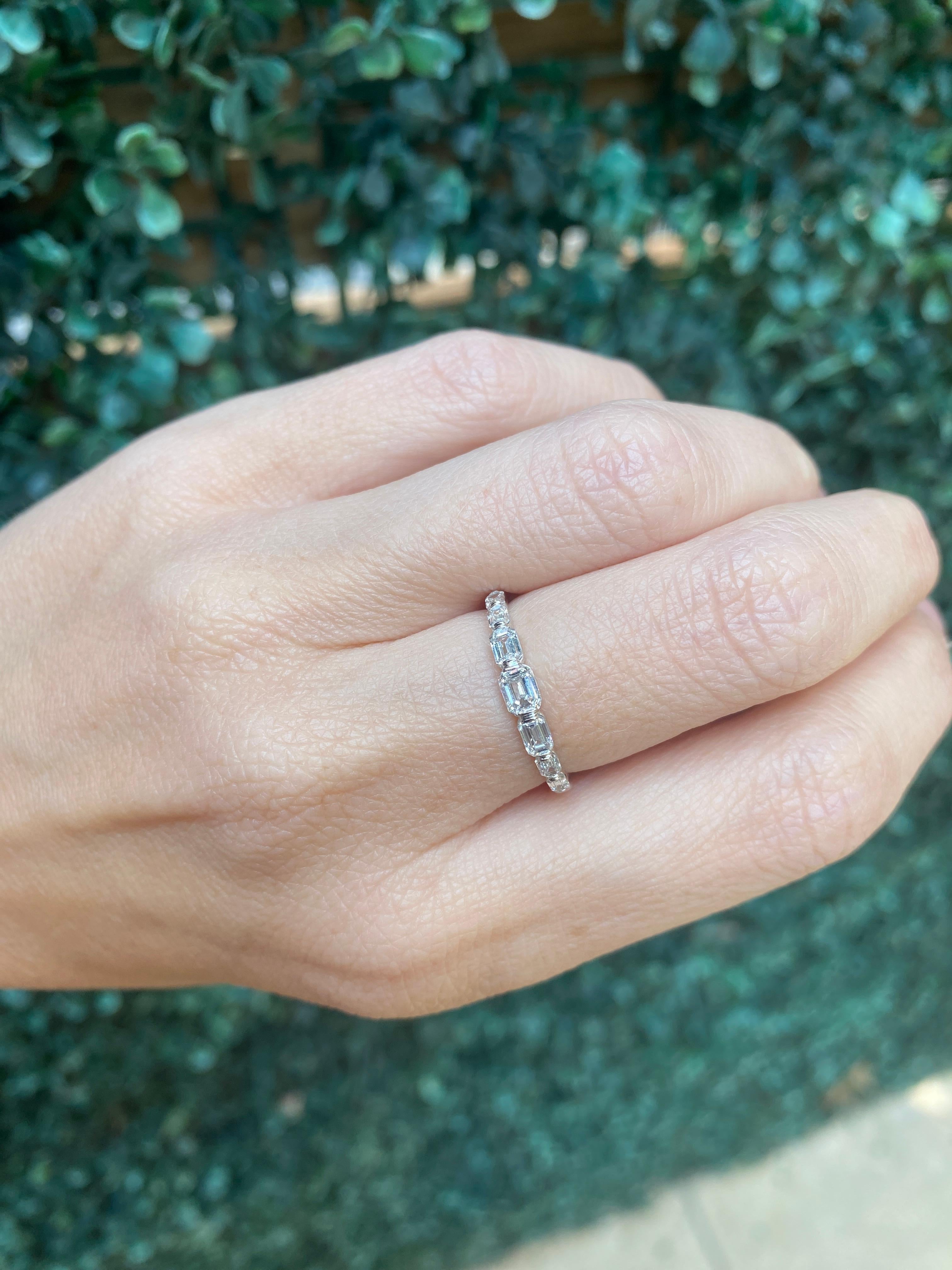 Anillo graduado de diamantes talla esmeralda en oro blanco de 14 quilates en venta 5