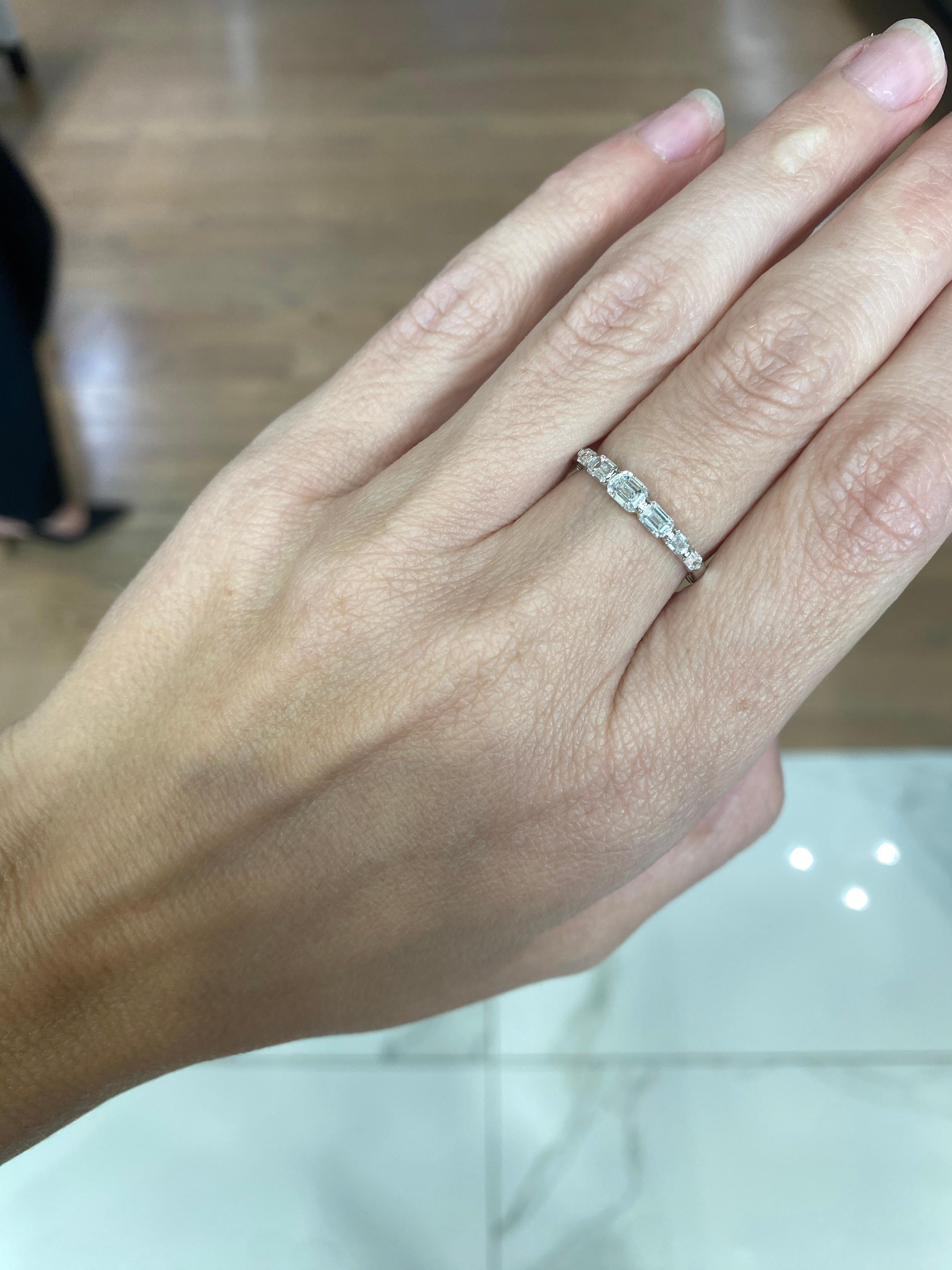 Anillo graduado de diamantes talla esmeralda en oro blanco de 14 quilates en venta 6