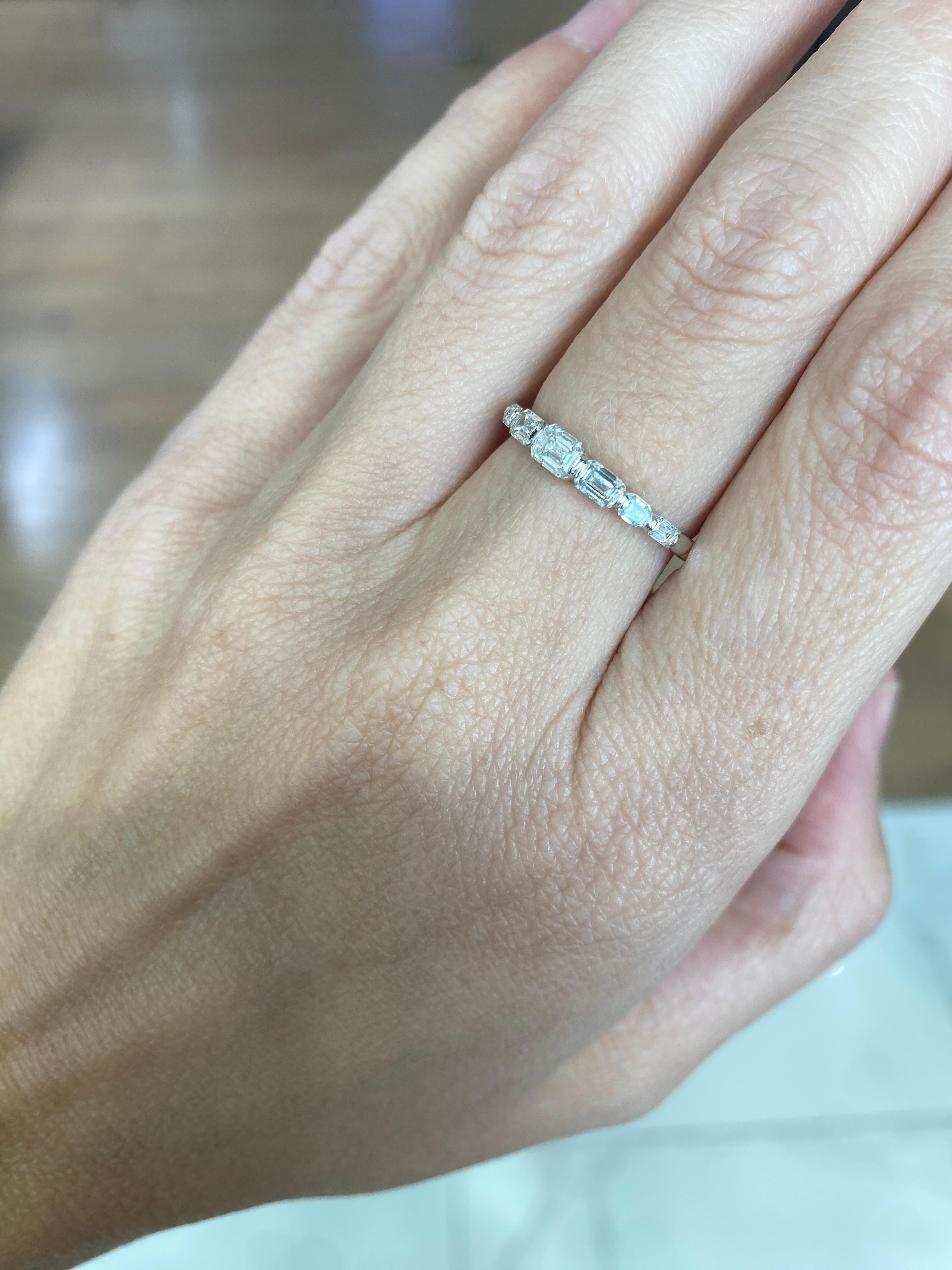 Anillo graduado de diamantes talla esmeralda en oro blanco de 14 quilates en venta 7