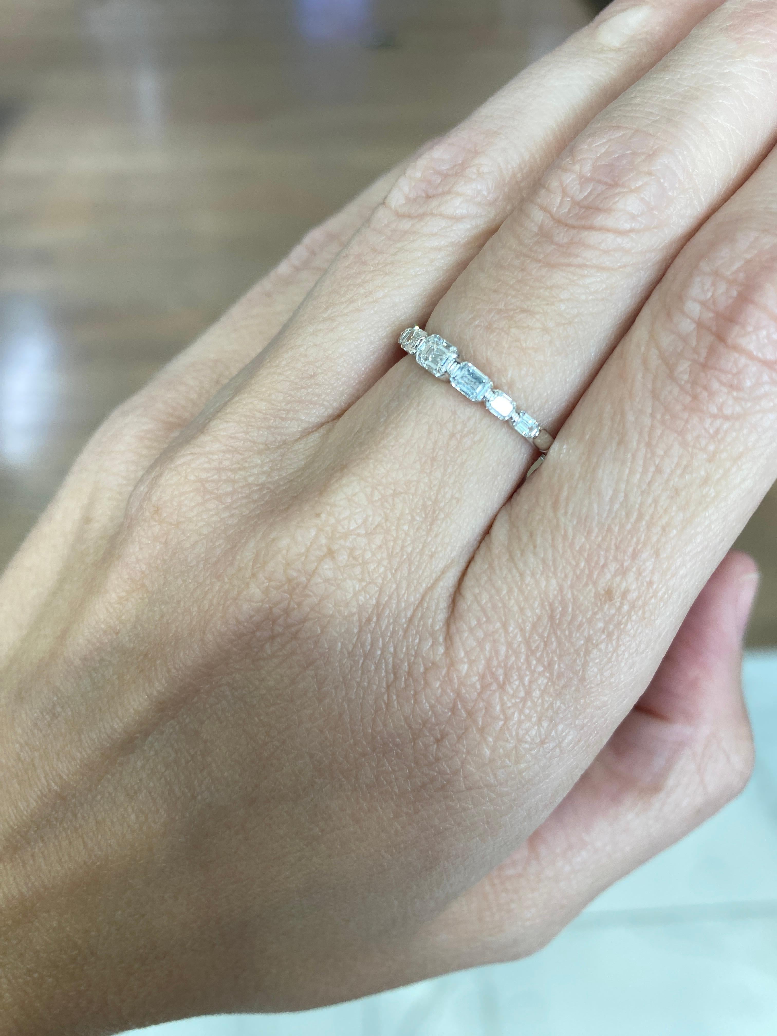 Anillo graduado de diamantes talla esmeralda en oro blanco de 14 quilates en venta 8