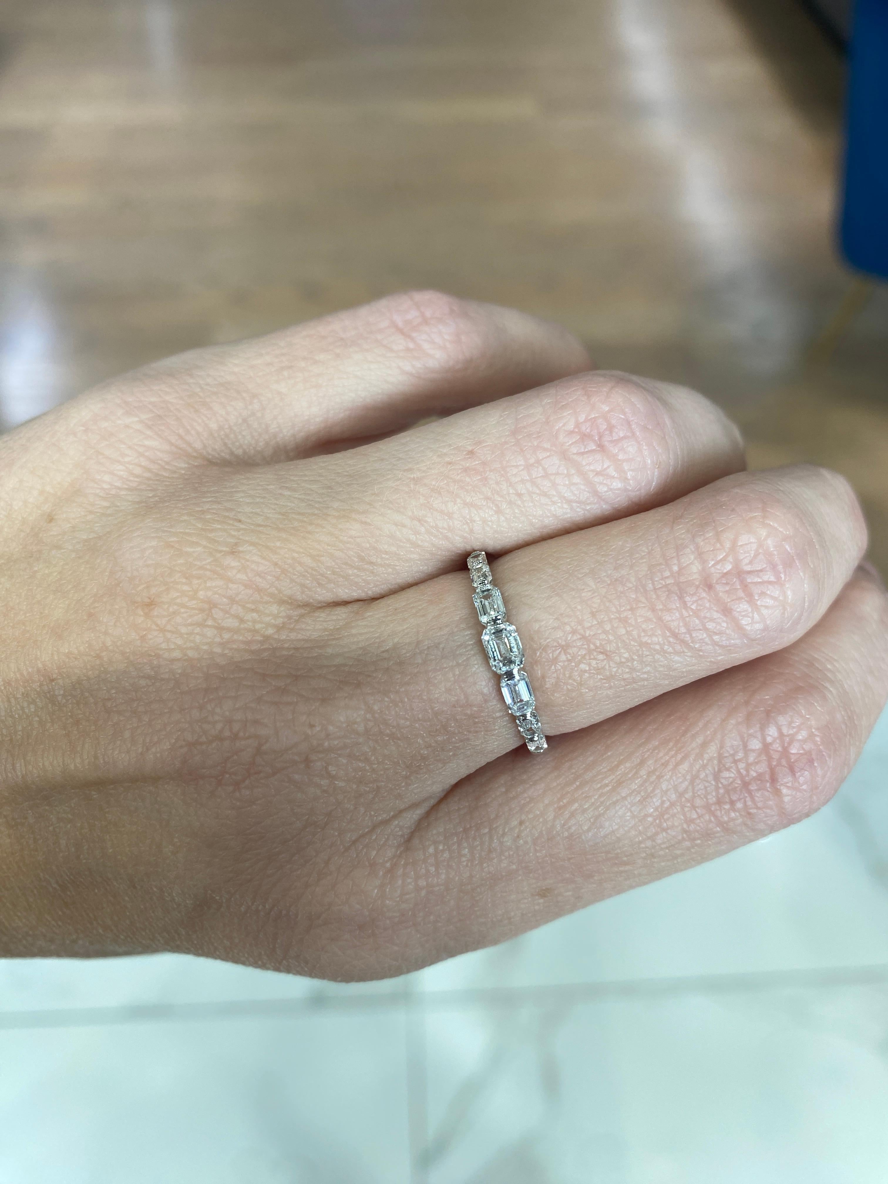 Anillo graduado de diamantes talla esmeralda en oro blanco de 14 quilates en venta 9