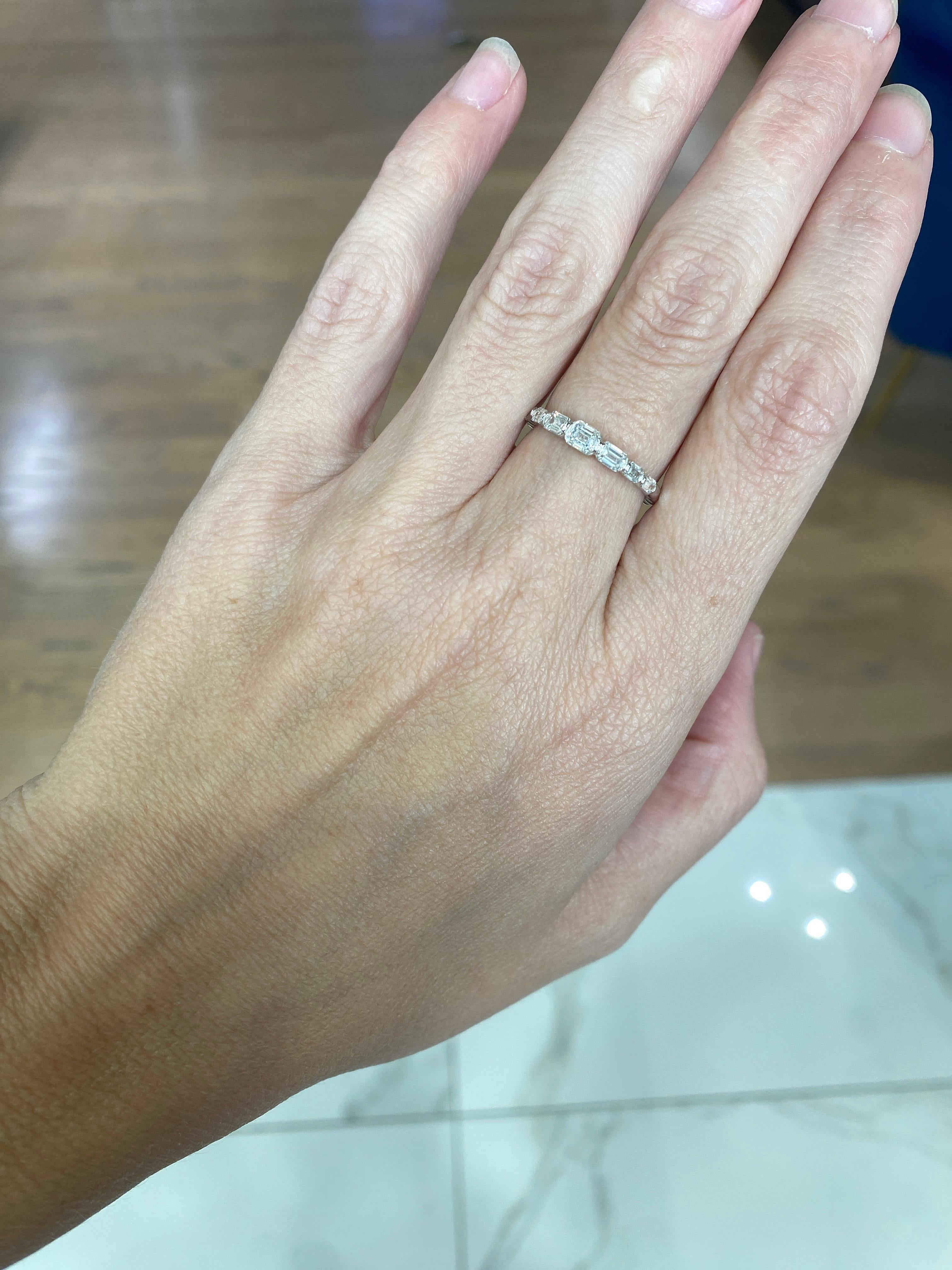 Anillo graduado de diamantes talla esmeralda en oro blanco de 14 quilates en venta 10