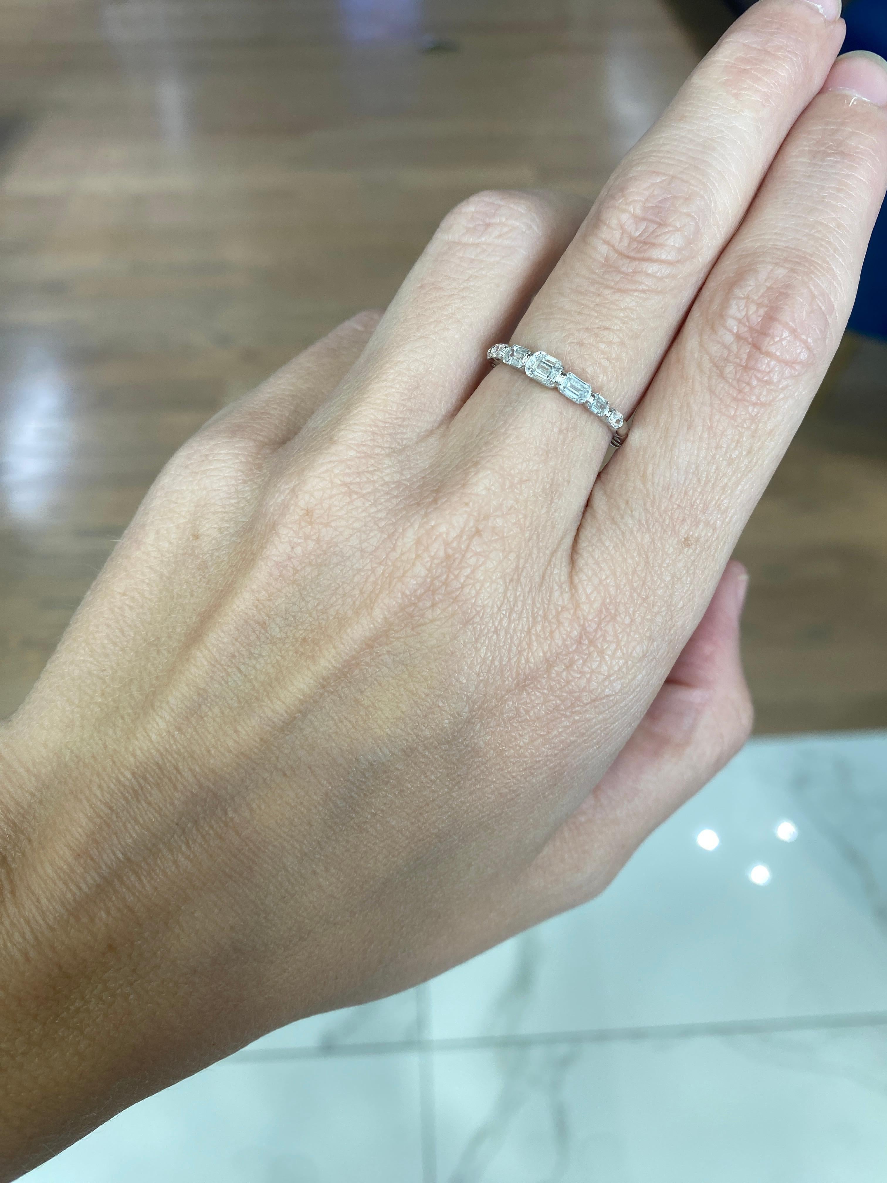 Anillo graduado de diamantes talla esmeralda en oro blanco de 14 quilates en venta 11