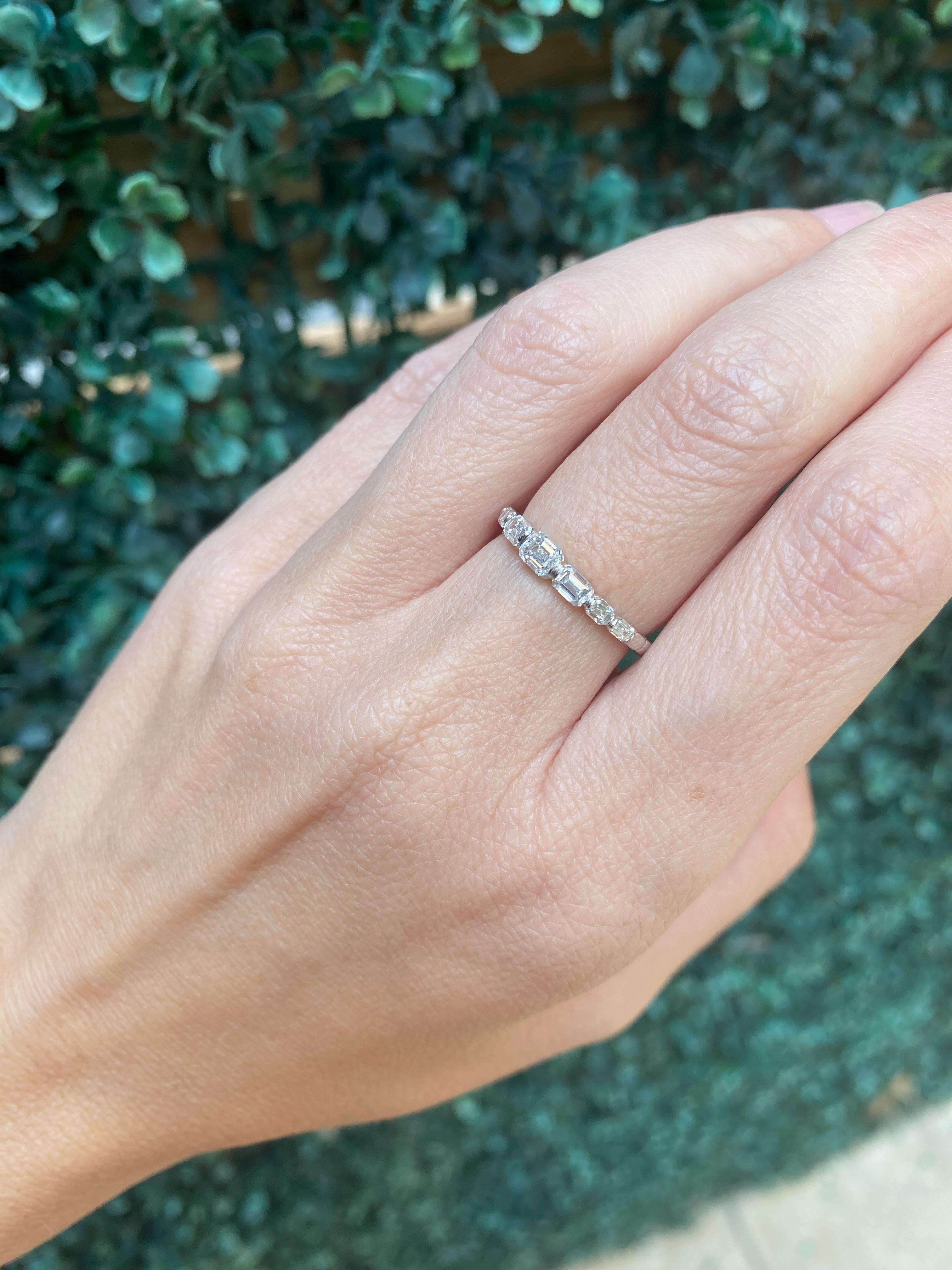 Femenino o masculino Anillo graduado de diamantes talla esmeralda en oro blanco de 14 quilates en venta