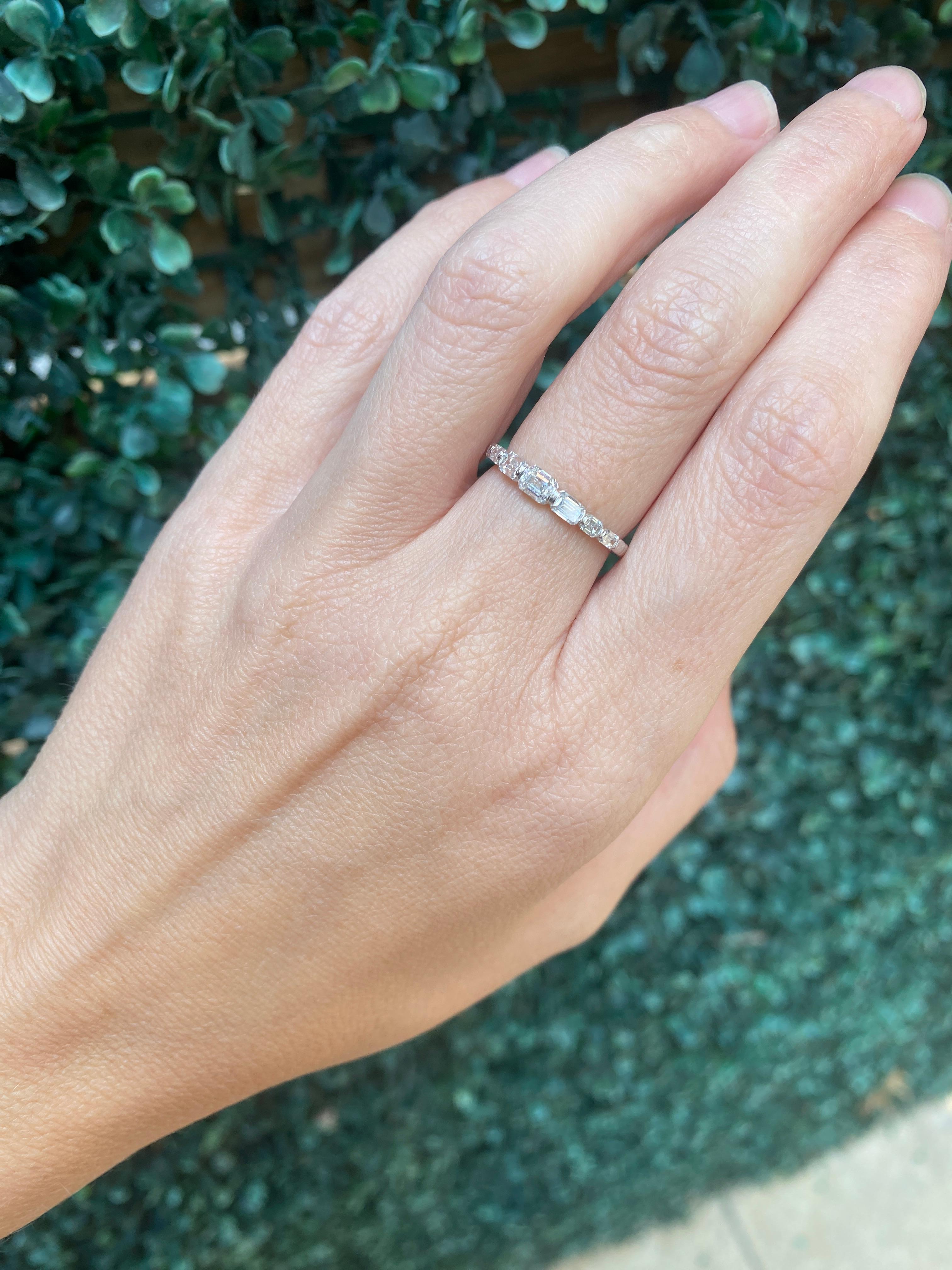 Anillo graduado de diamantes talla esmeralda en oro blanco de 14 quilates en venta 1