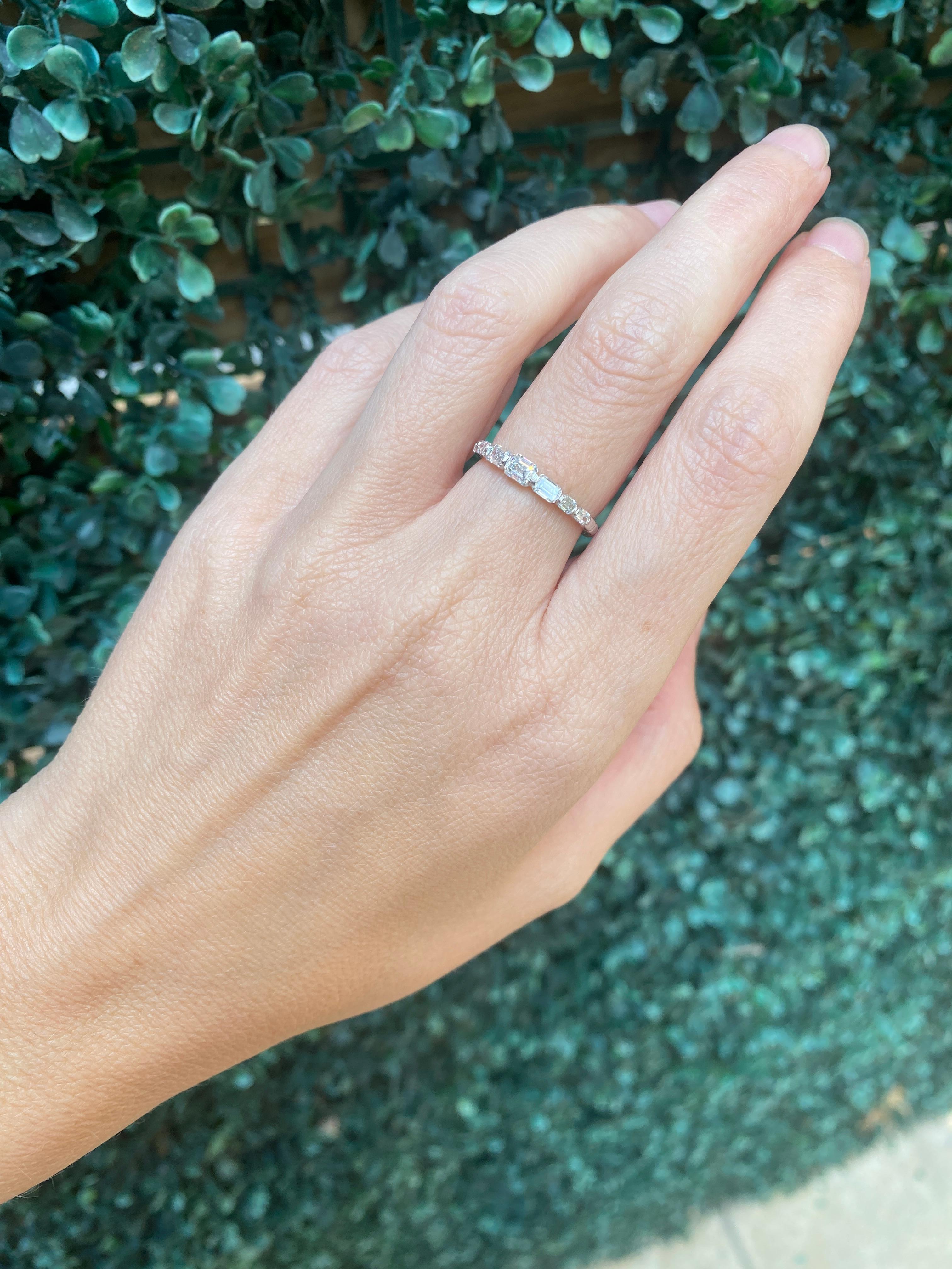 Anillo graduado de diamantes talla esmeralda en oro blanco de 14 quilates en venta 2