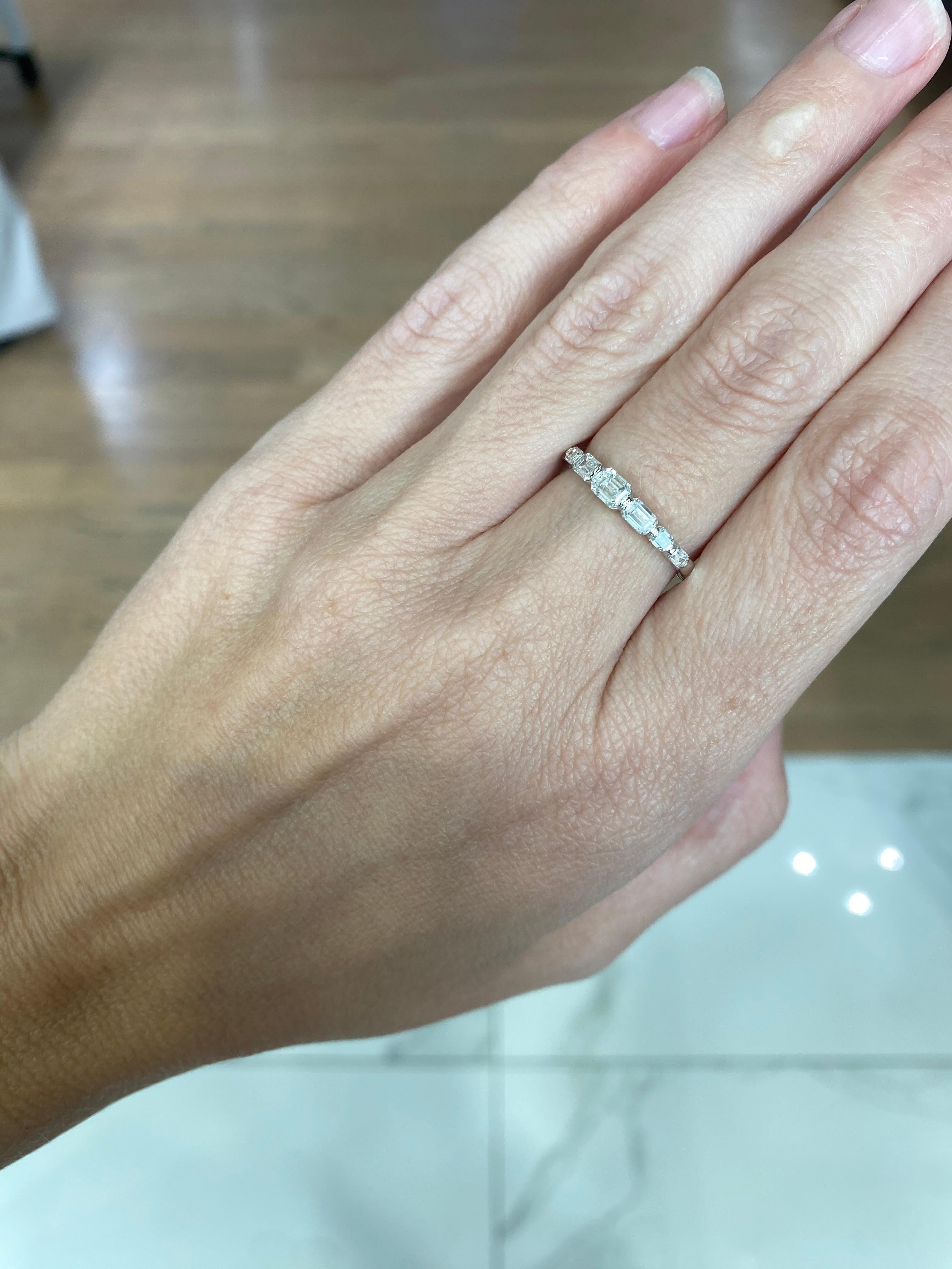 Anillo graduado de diamantes talla esmeralda en oro blanco de 14 quilates en venta 3