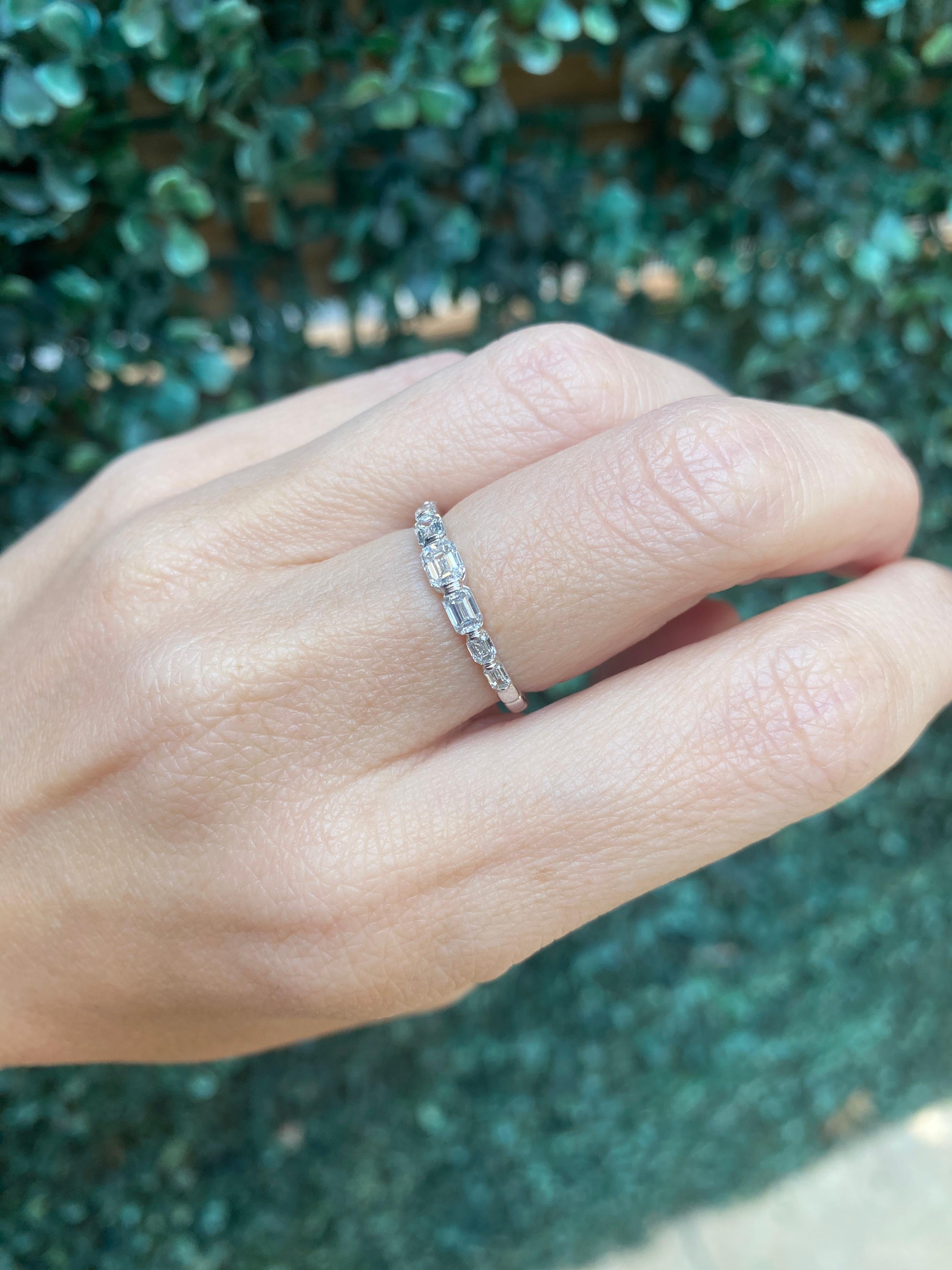 Anillo graduado de diamantes talla esmeralda en oro blanco de 14 quilates en venta 4