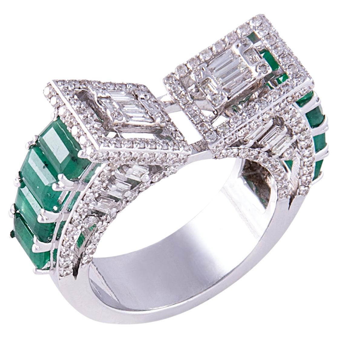 En vente :  Bague en or blanc 14 carats avec émeraude verte de forme fantaisie et diamant blanc