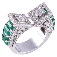 Bague en or blanc 14 carats avec émeraude verte de forme fantaisie et diamant blanc