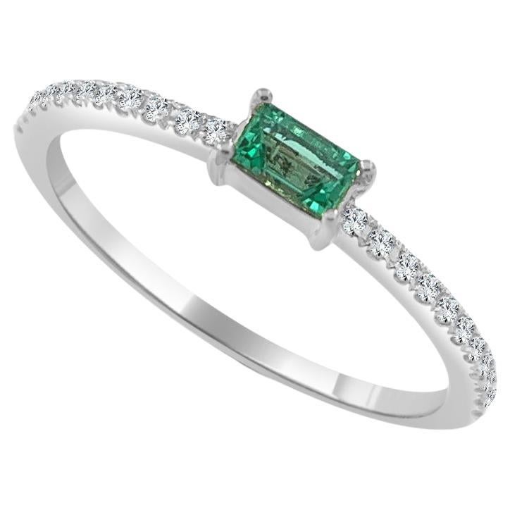 14 Karat White Gold Green Emerald Stackable Ring Birthstone For Sale