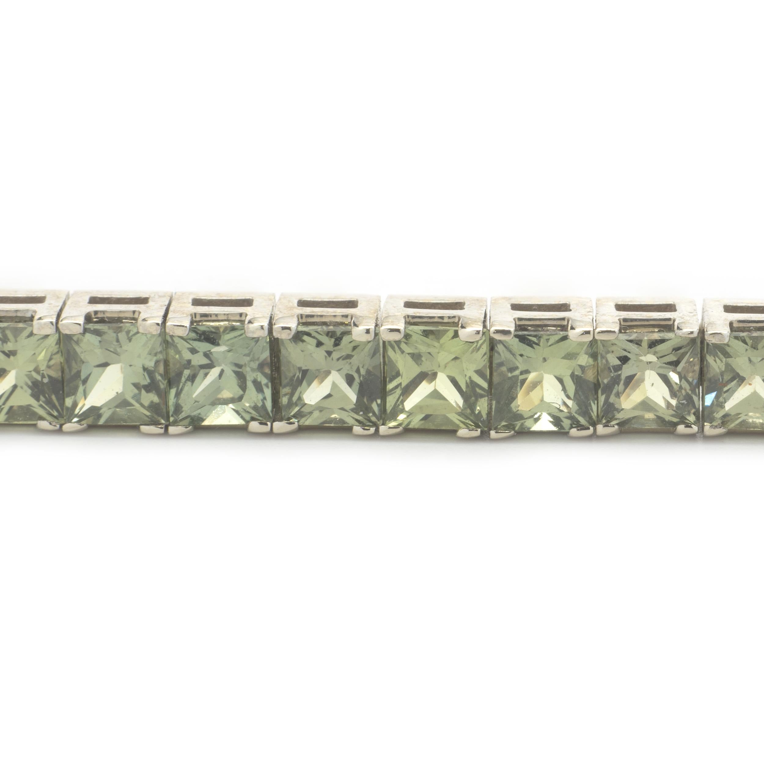 Bracelet tennis en or blanc 14 carats avec saphirs verts Excellent état - En vente à Scottsdale, AZ