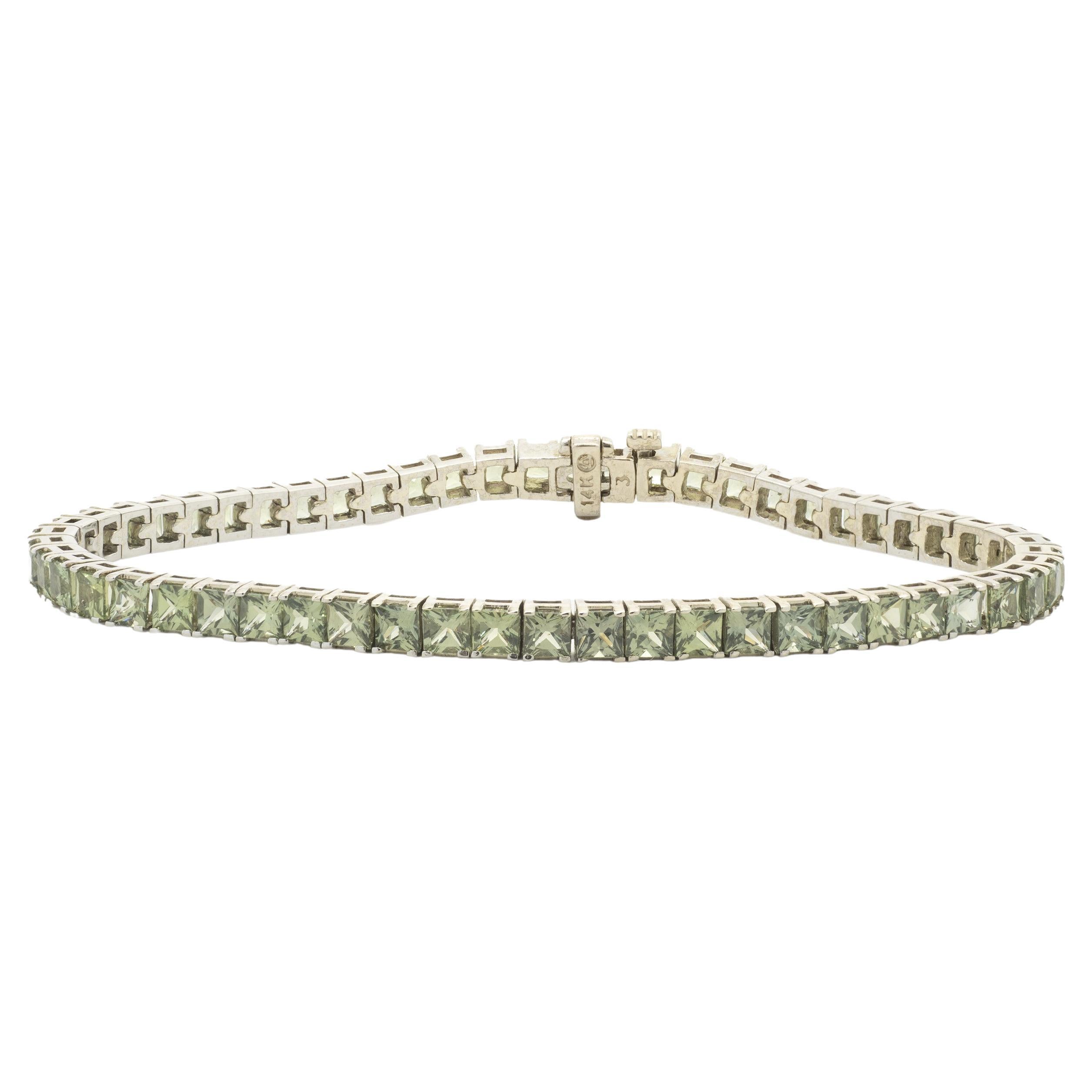 Bracelet tennis en or blanc 14 carats avec saphirs verts en vente